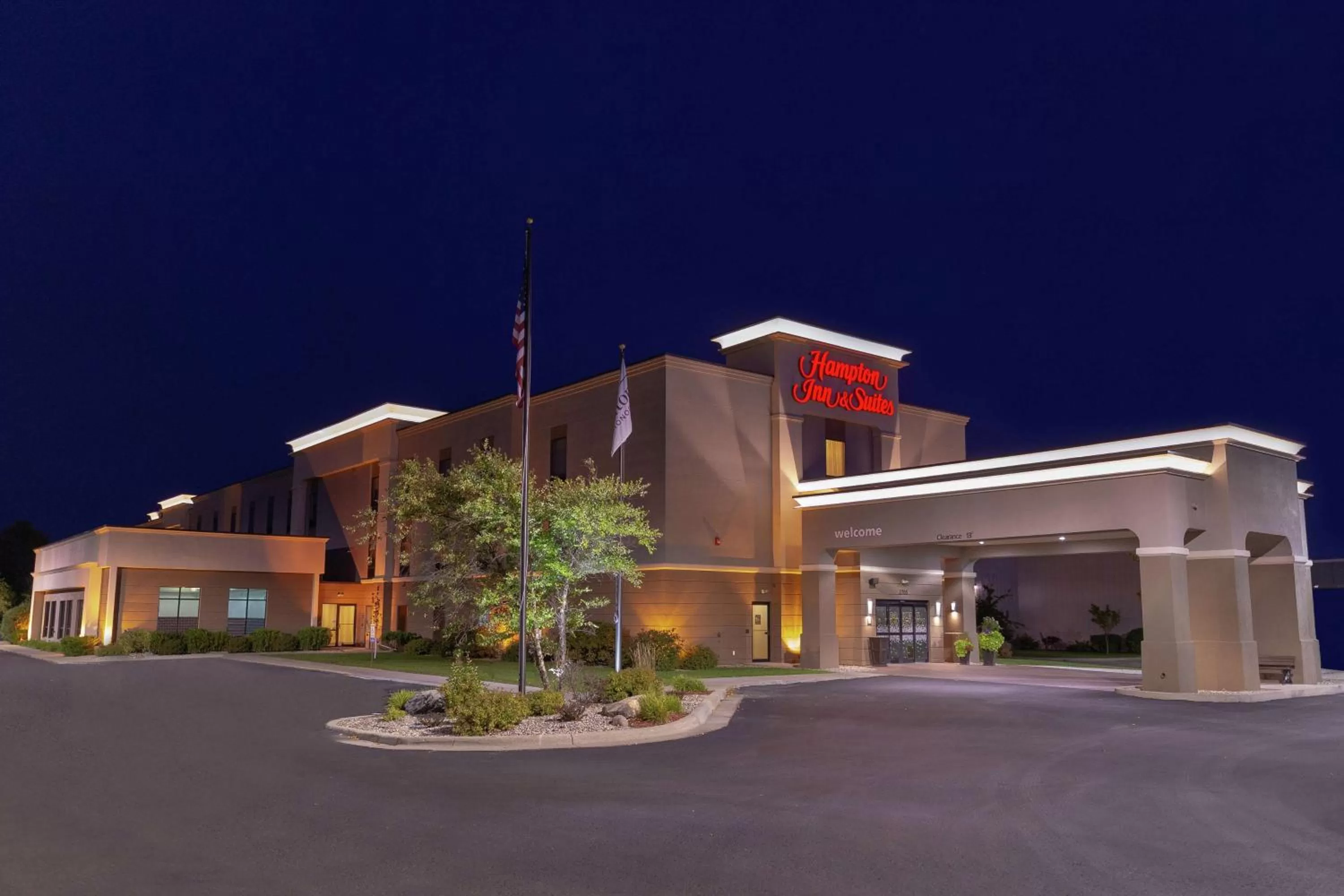 Property building in Hampton Inn and Suites Alexandria