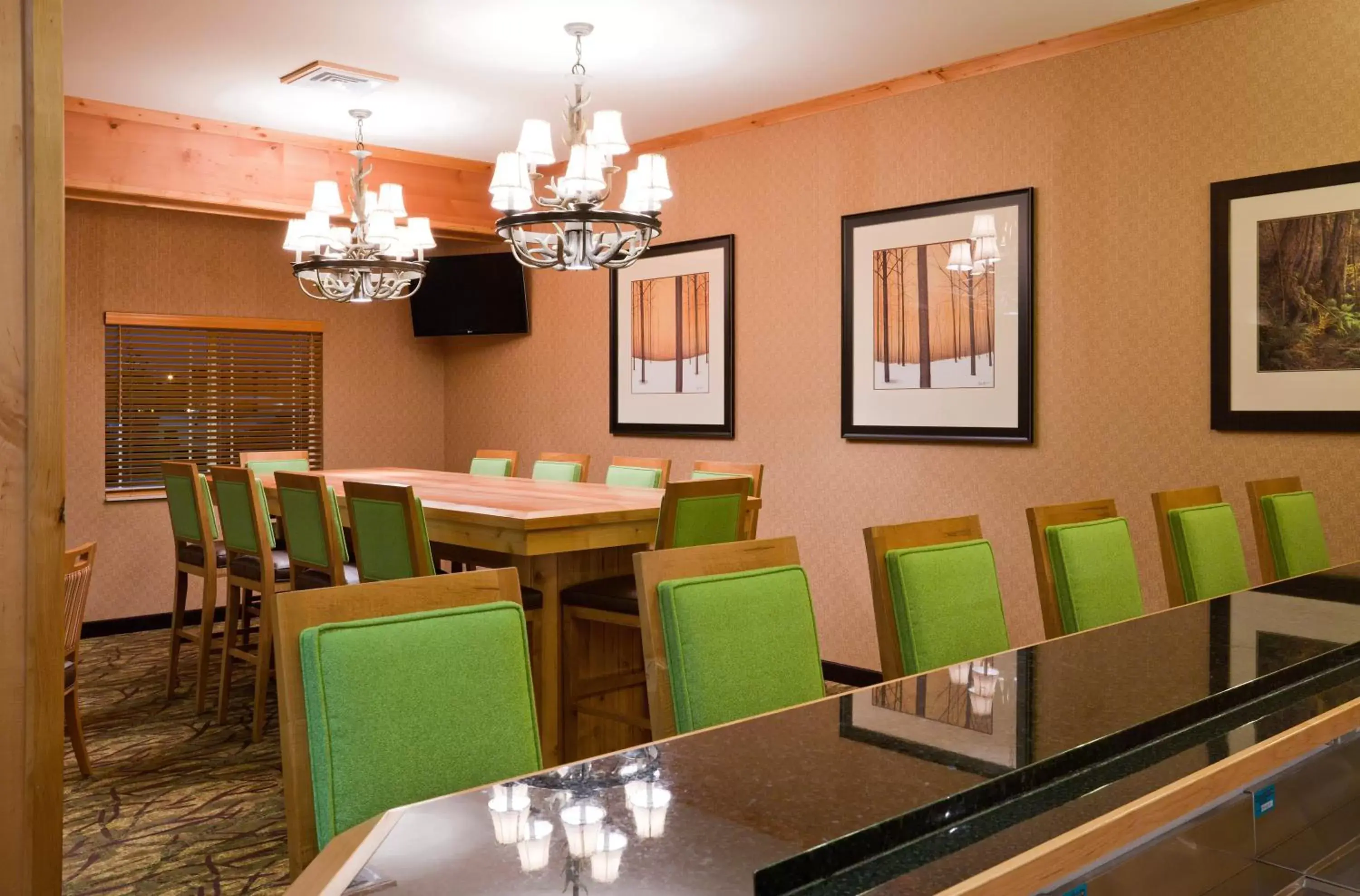 Communal lounge/ TV room, Restaurant/Places to Eat in Hawthorn Suites by Wyndham Minot