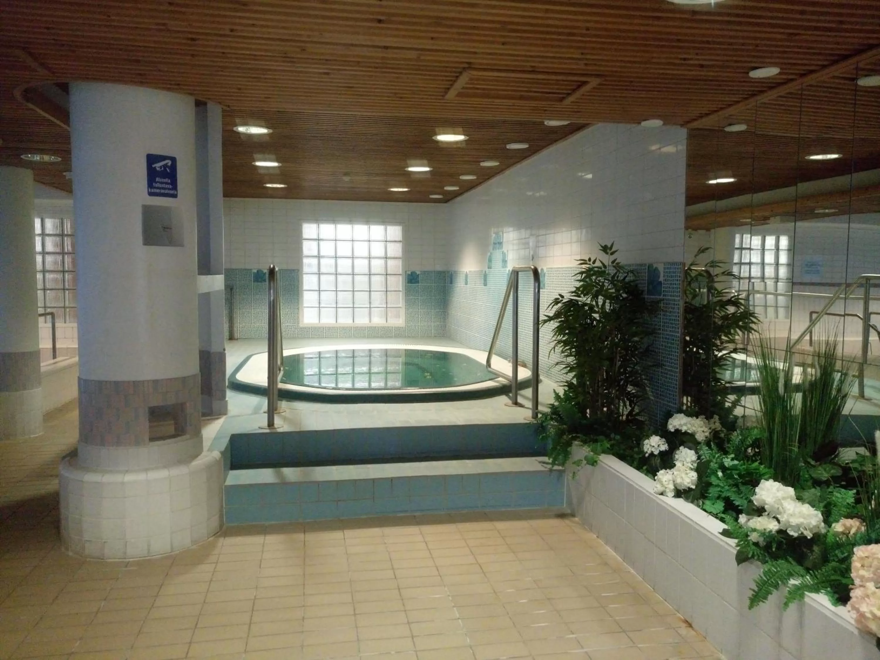 Hot Tub, Swimming Pool in Hotelli Kivitippu