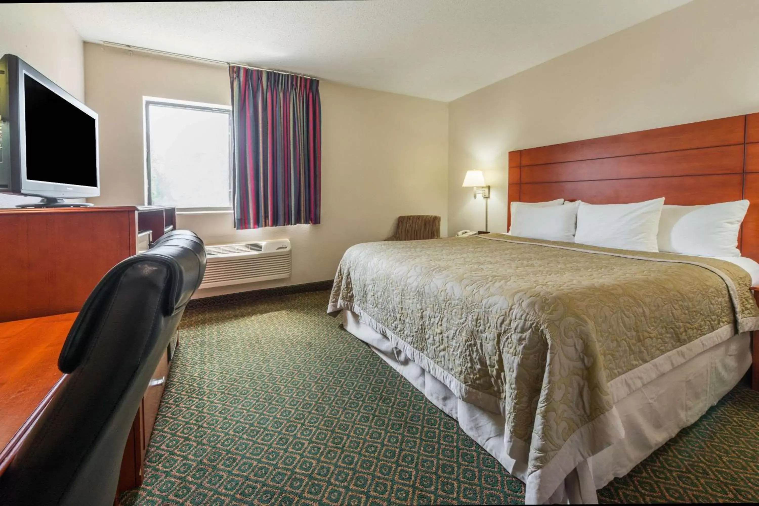 Photo of the whole room, Bed in Super 8 by Wyndham St Charles