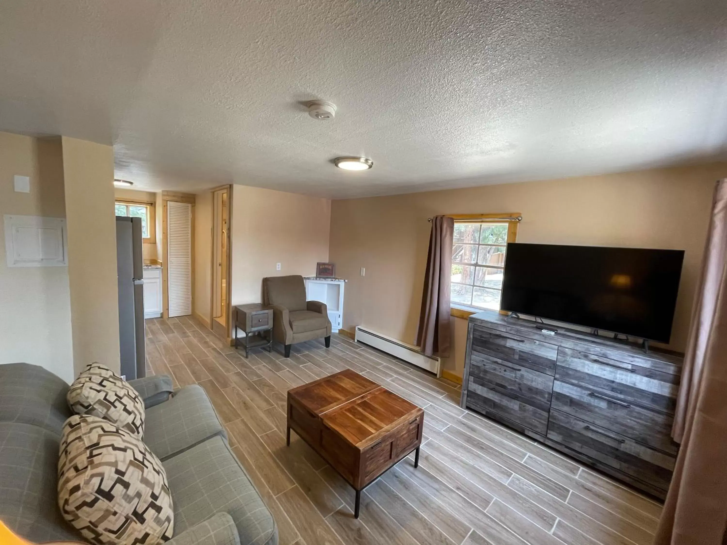 Living room, TV/Entertainment Center in Estes Mountain Inn