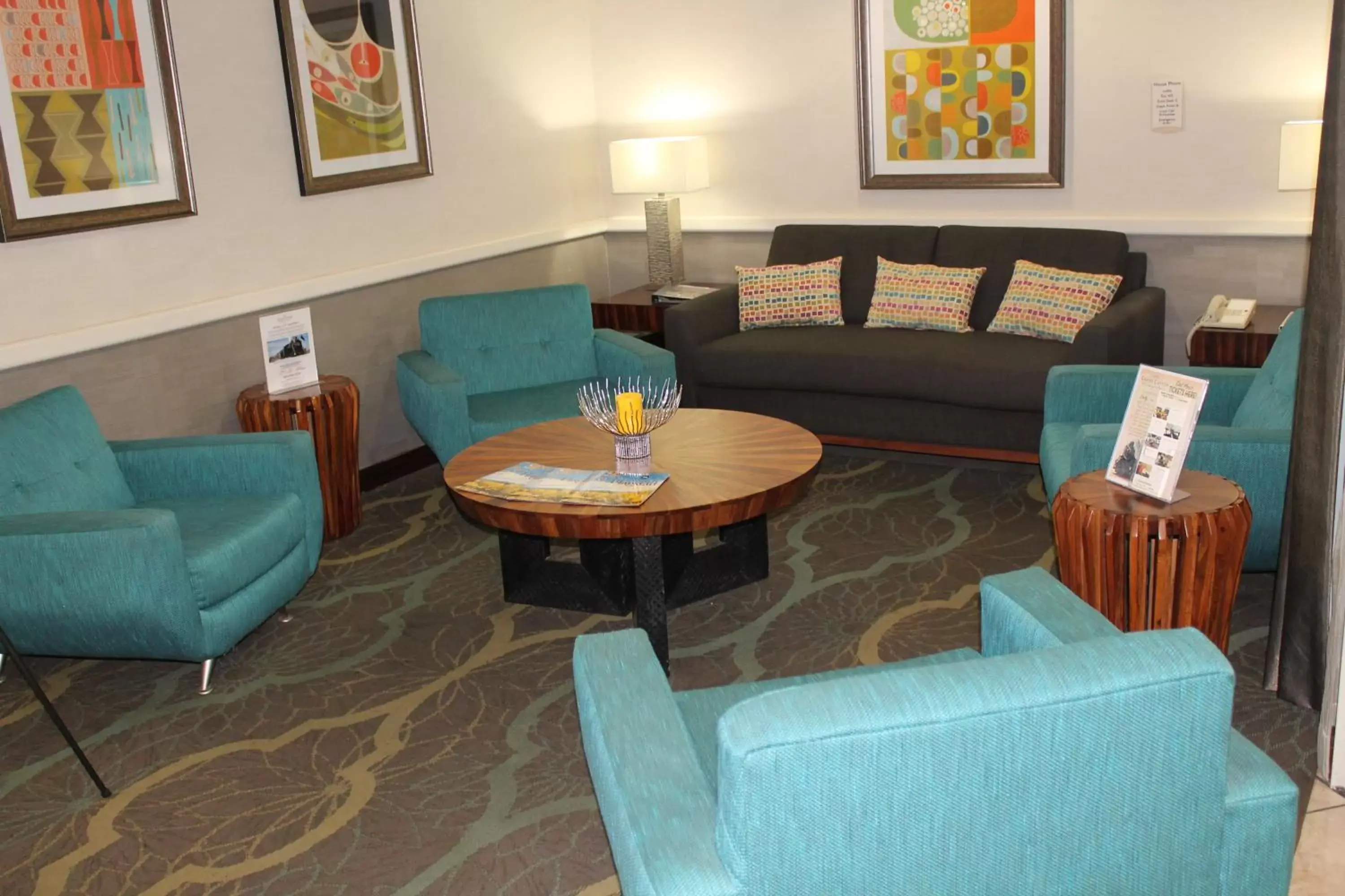 Living room, Seating Area in Baymont by Wyndham Flagstaff