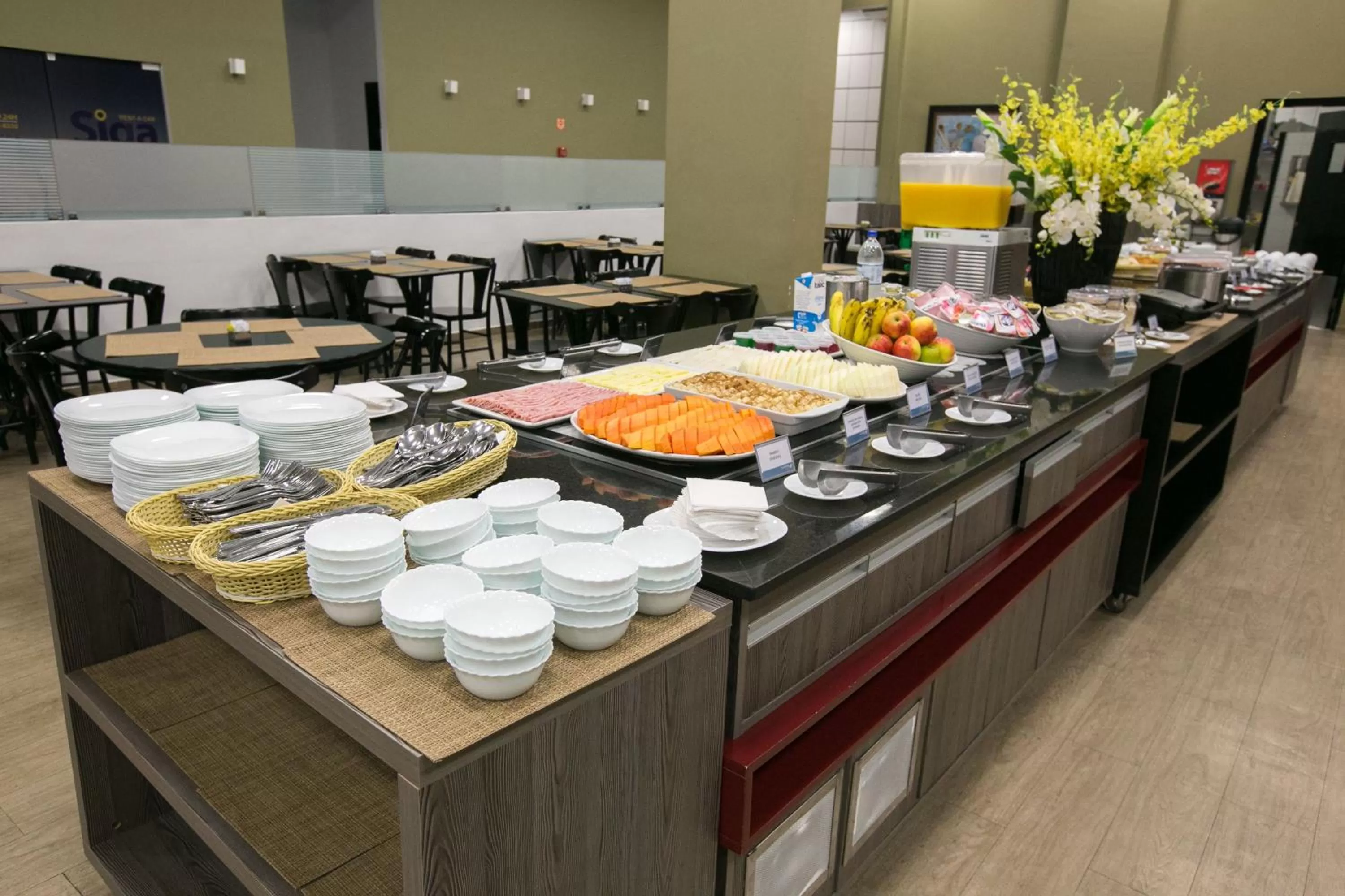 Buffet breakfast in Slim Cuiabá Aeroporto