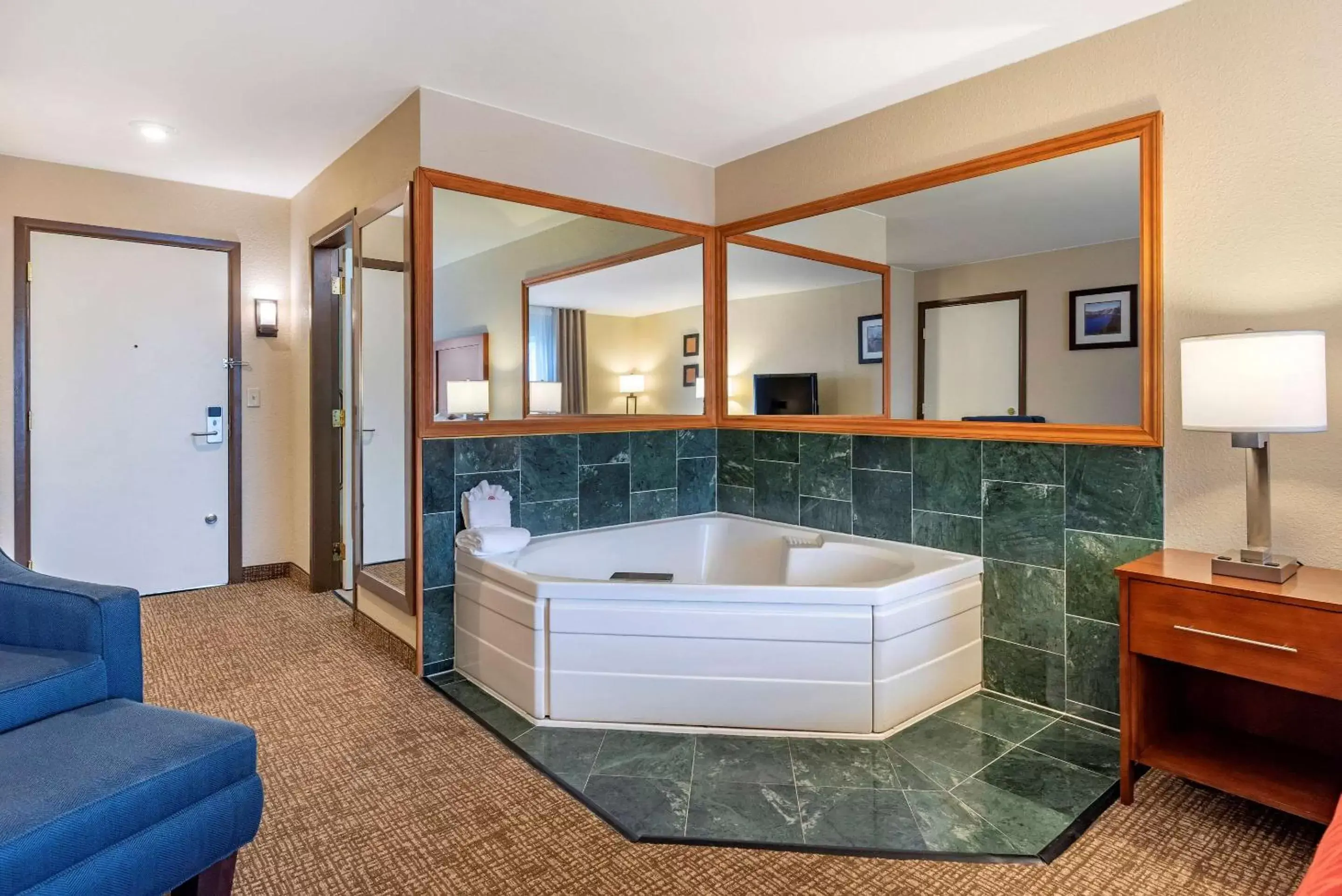 Photo of the whole room, Bathroom in Comfort Inn & Suites Klamath Falls