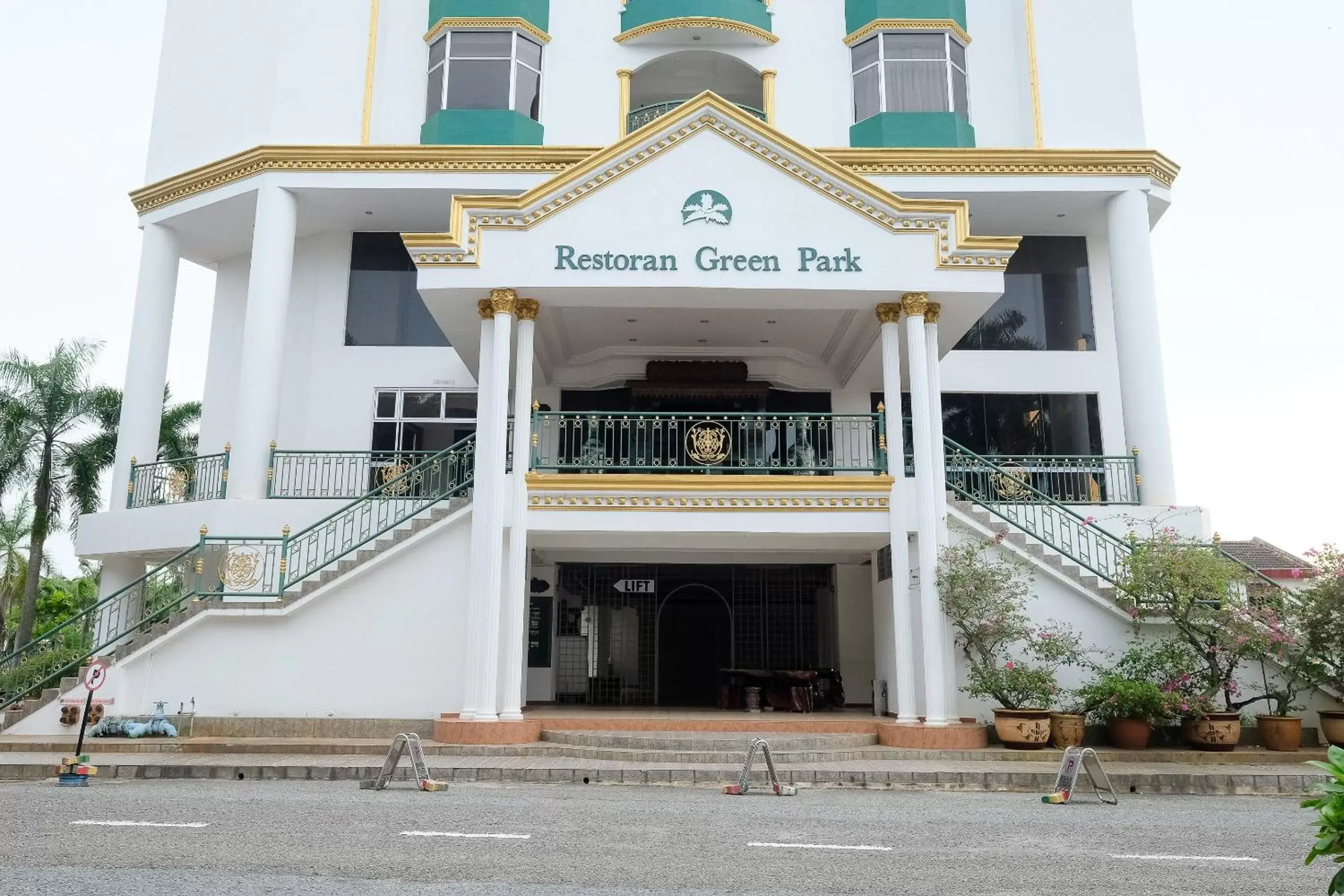 Facade/entrance, Property Building in Super OYO 1236 Hotel Green Park