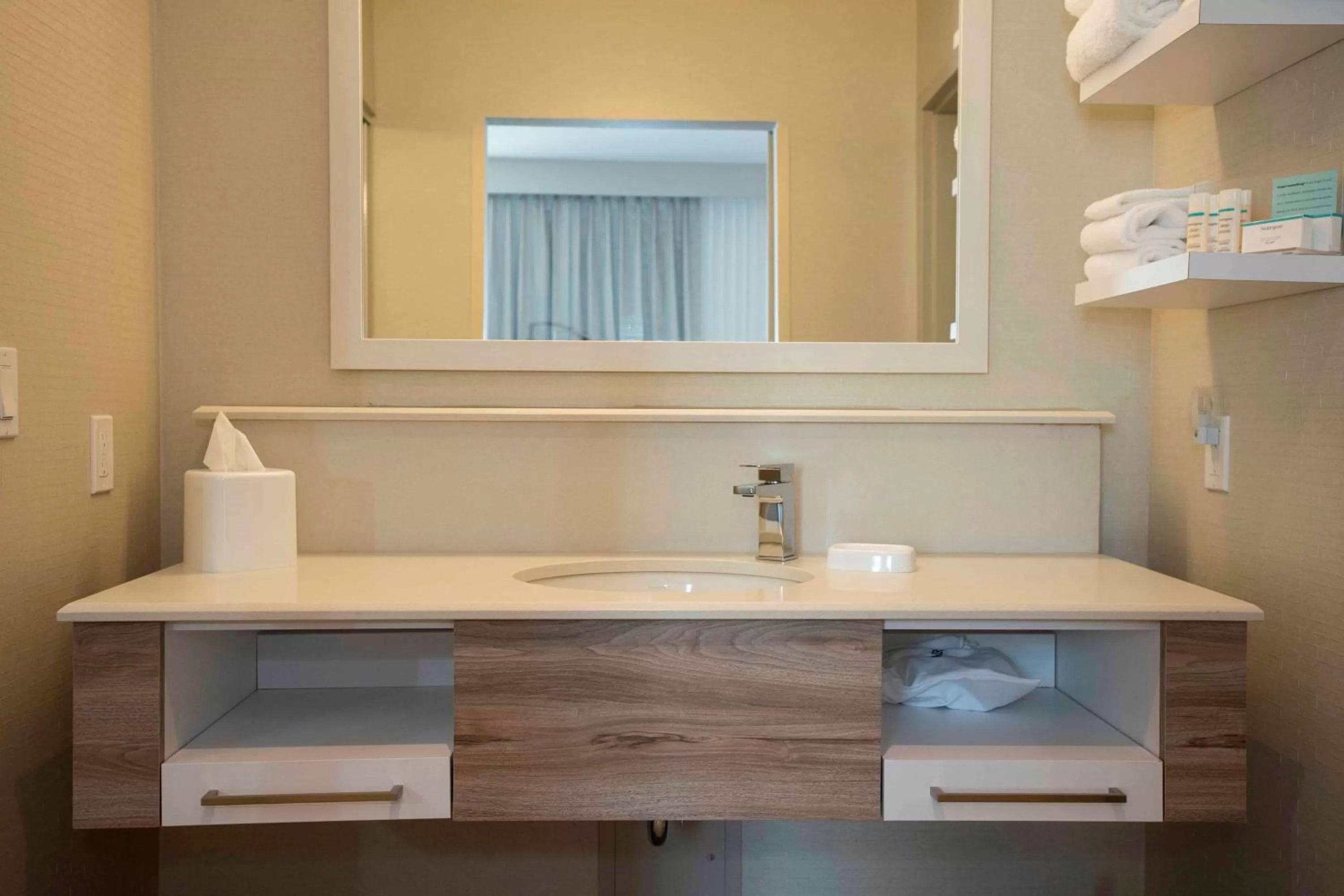 Bathroom in Hampton Inn & Suites by Hilton Thunder Bay