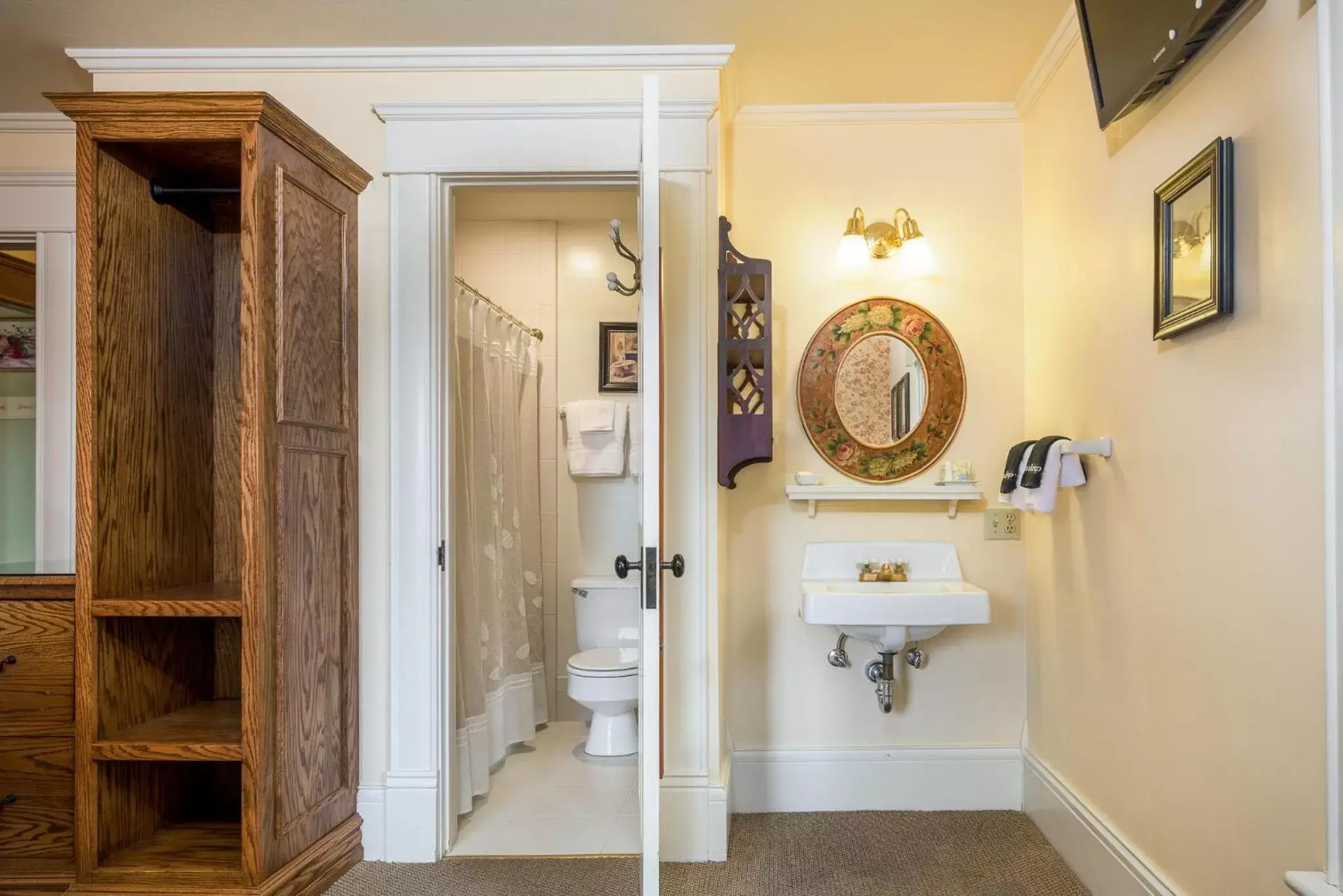 Decorative detail, Bathroom in Abigail's Bed and Breakfast Inn