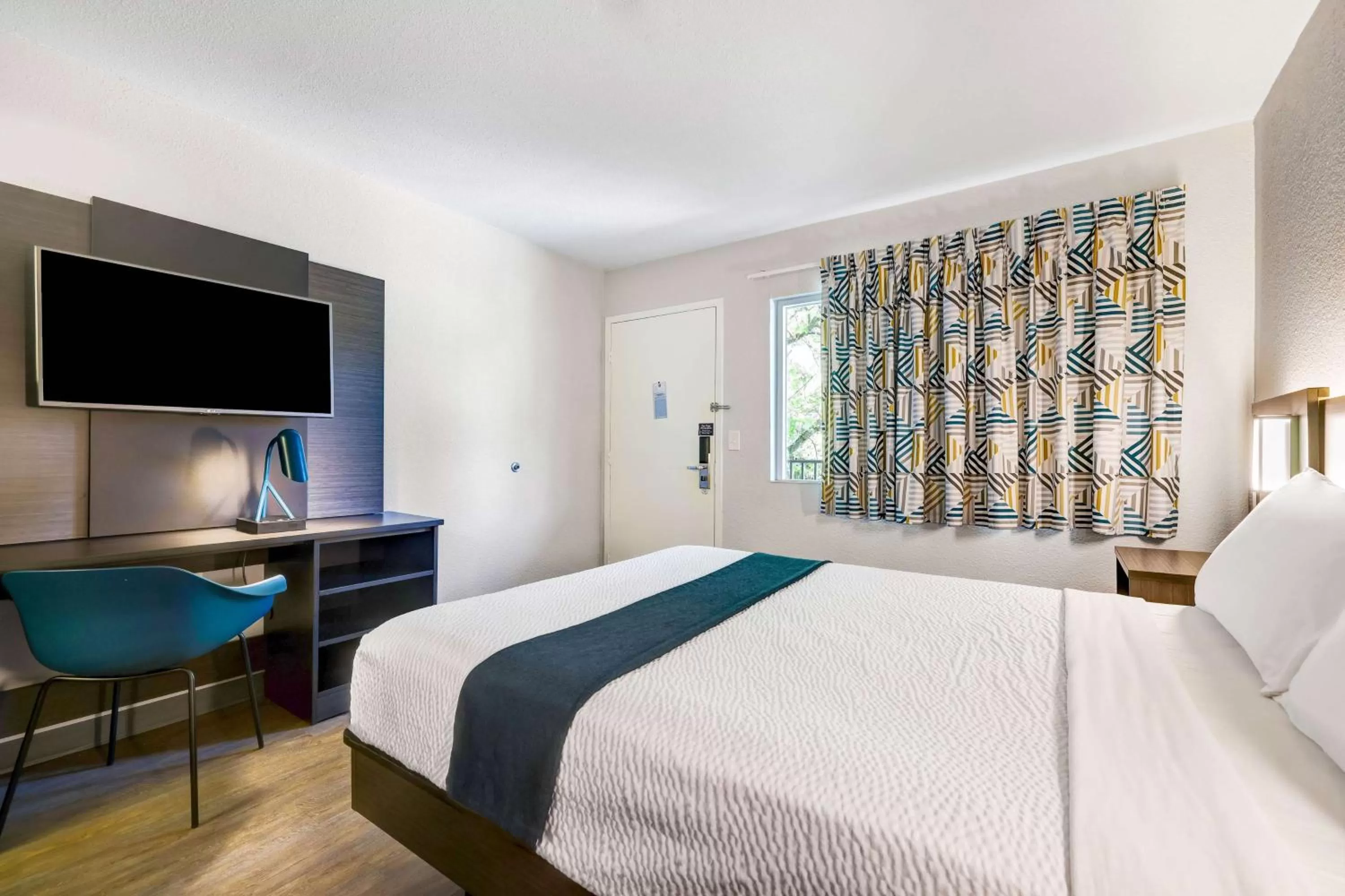 Photo of the whole room, Bed in Motel 6-Issaquah, WA - Seattle - East