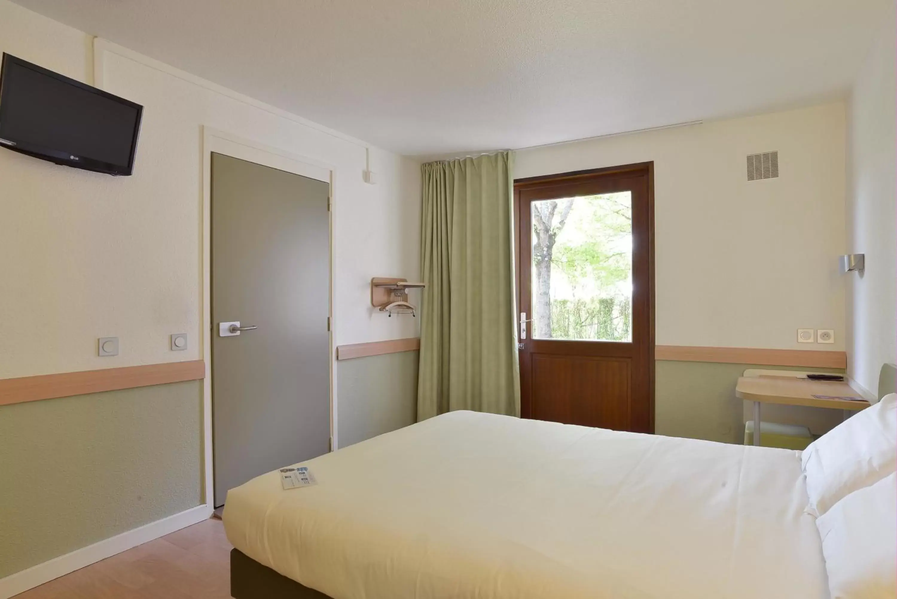 Bed in Ibis Budget Villefranche