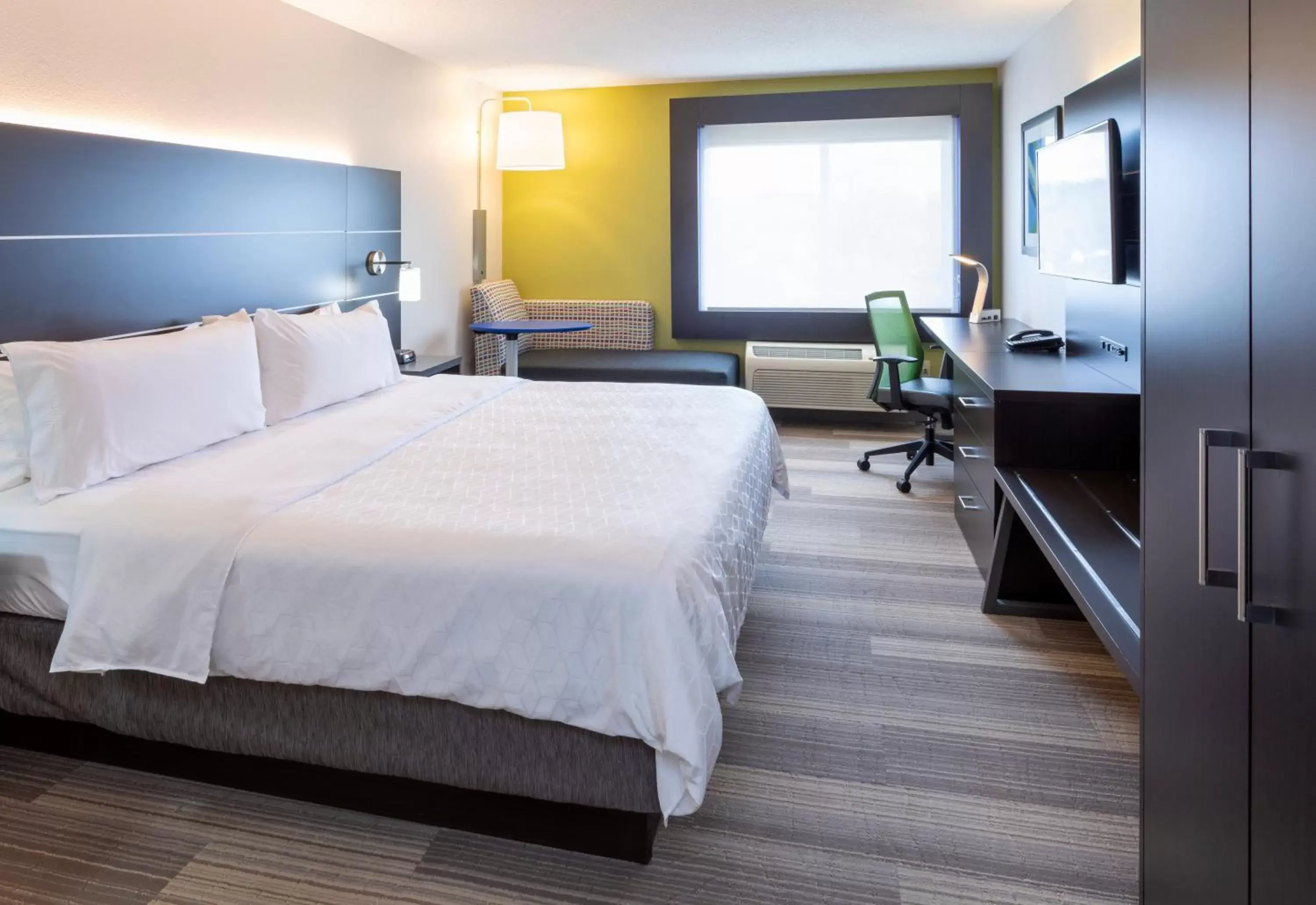 Photo of the whole room, Bed in Holiday Inn Express Hotel & Suites-St. Paul, an IHG Hotel