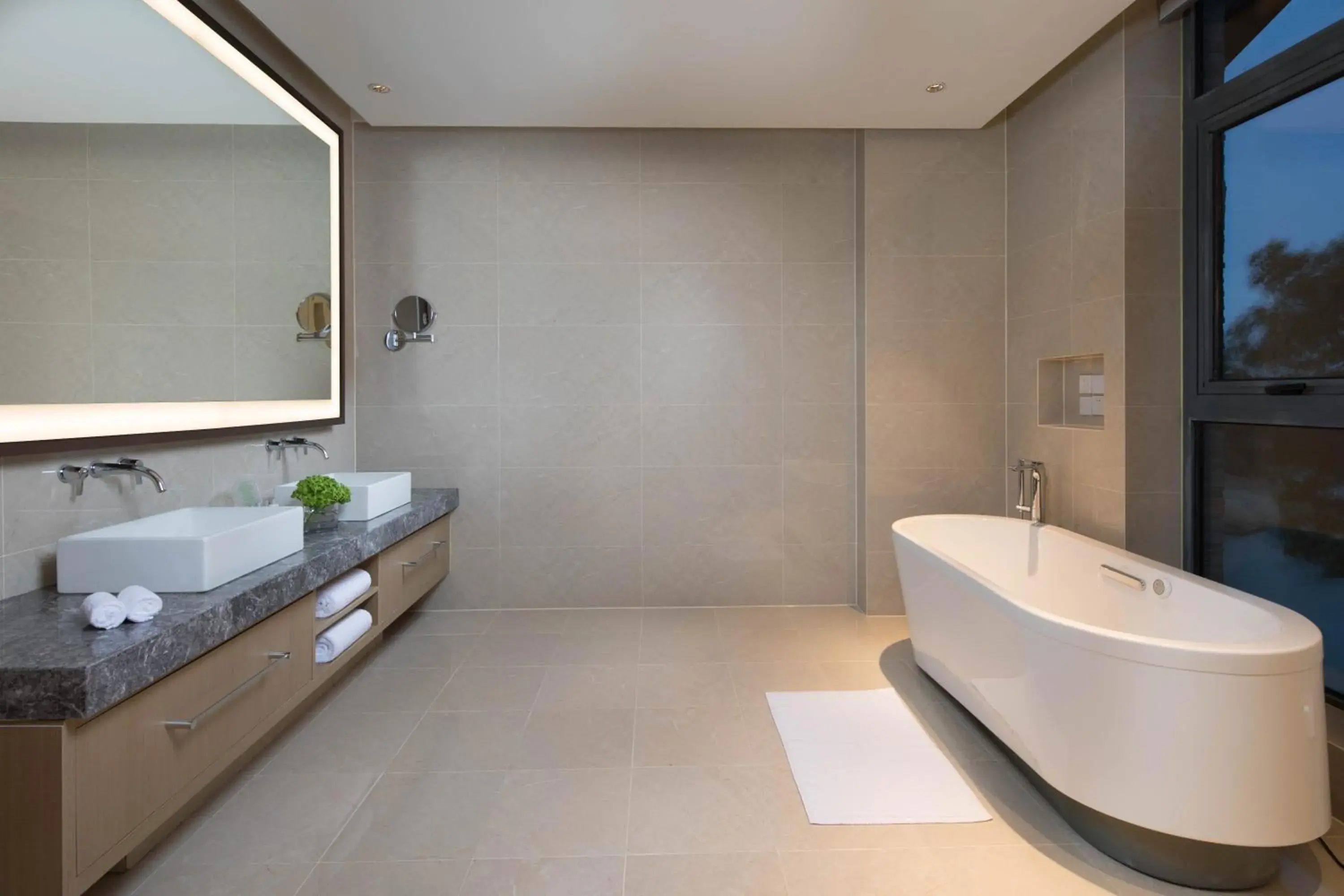 Photo of the whole room, Bathroom in Holiday Inn Kunshan Huaqiao, an IHG Hotel