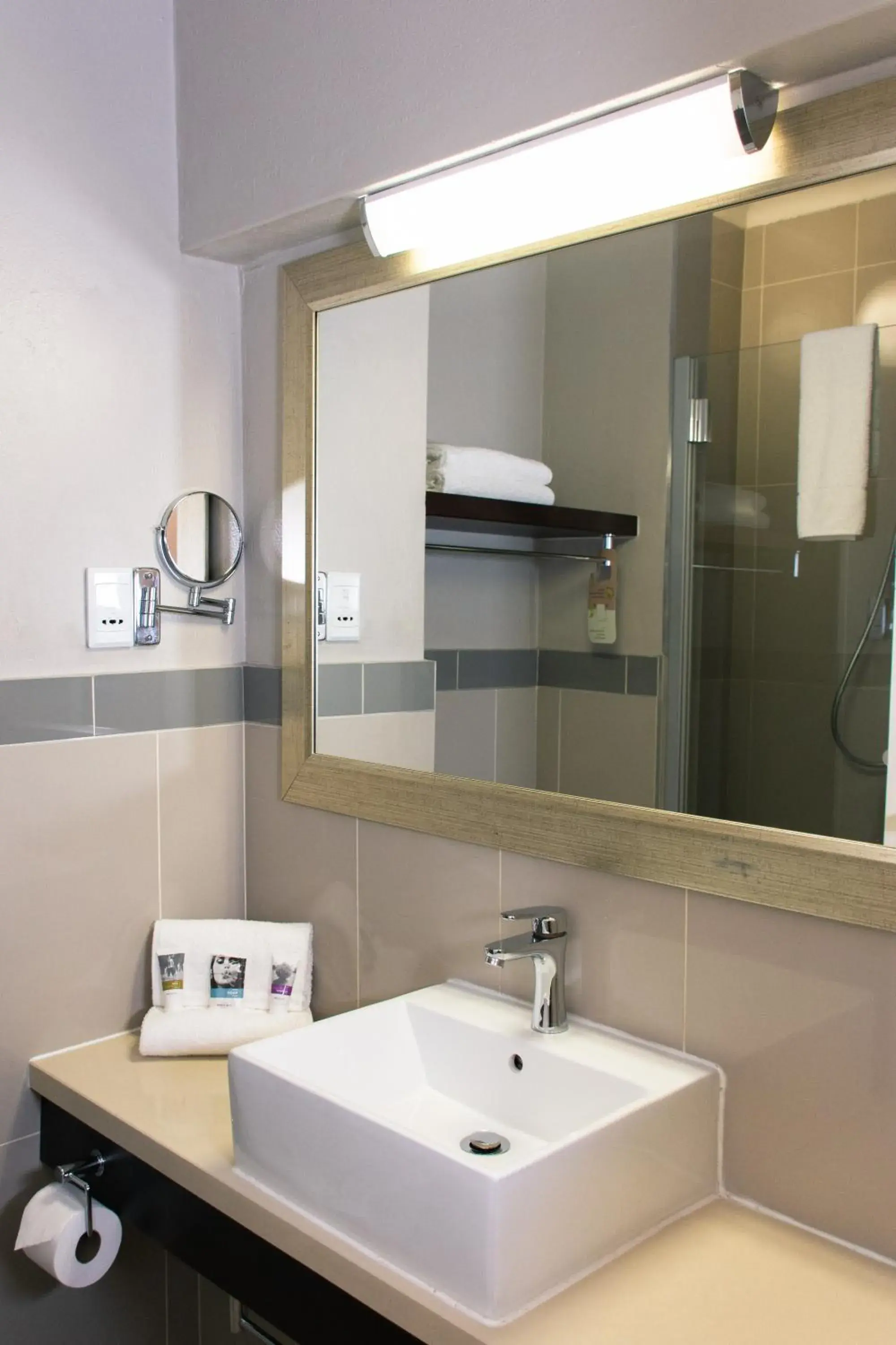 Shower, Bathroom in Mercure Johannesburg Midrand