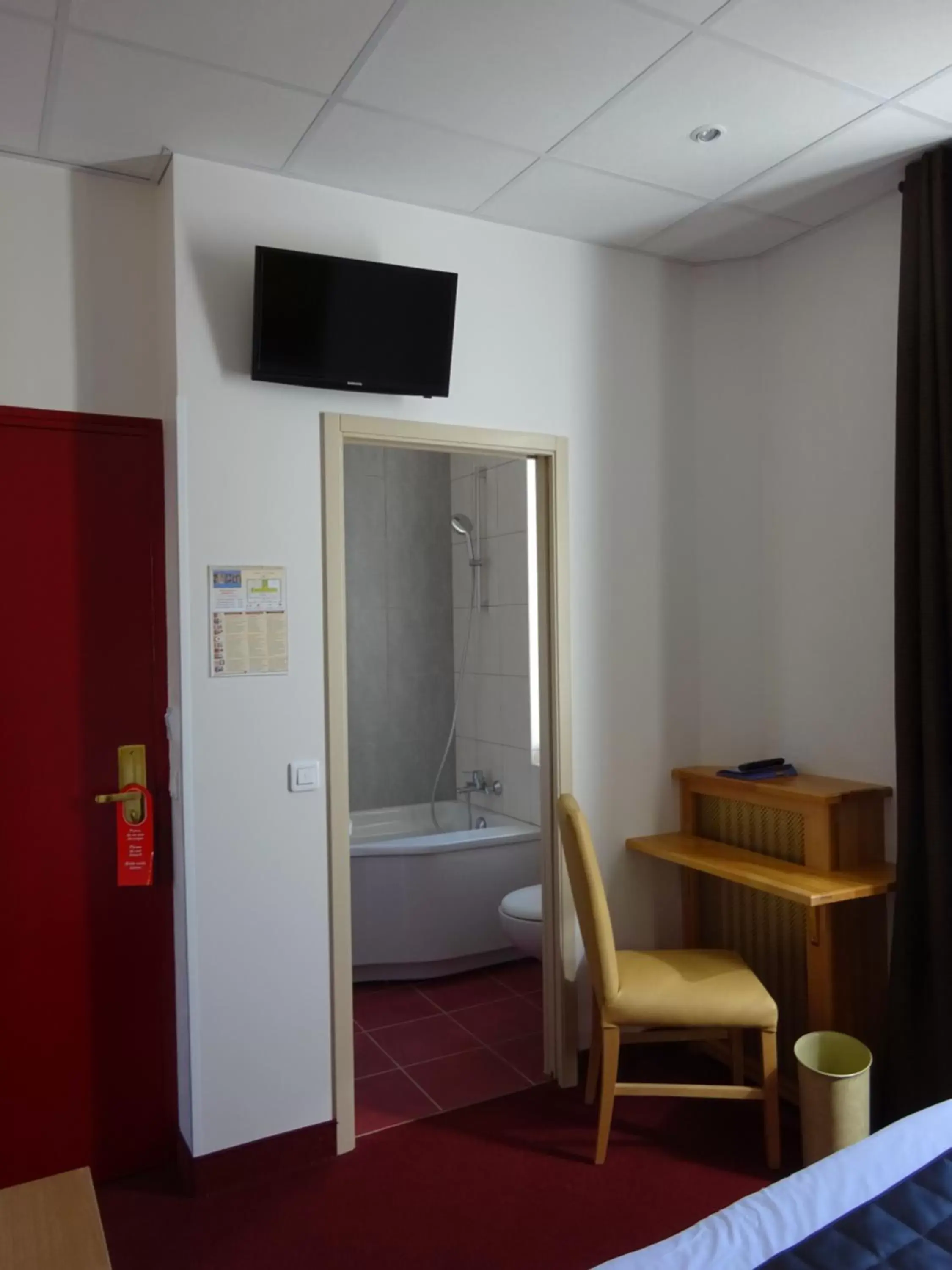 Bathroom, TV/Entertainment Center in Hotel Restaurant Le Castel Fleuri