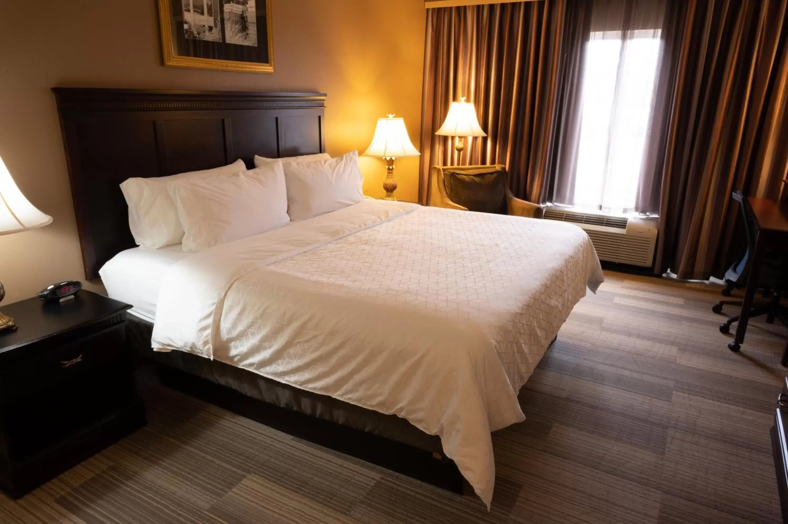 Bed in Holiday Inn Express & Suites - Tuscaloosa-University, an IHG Hotel