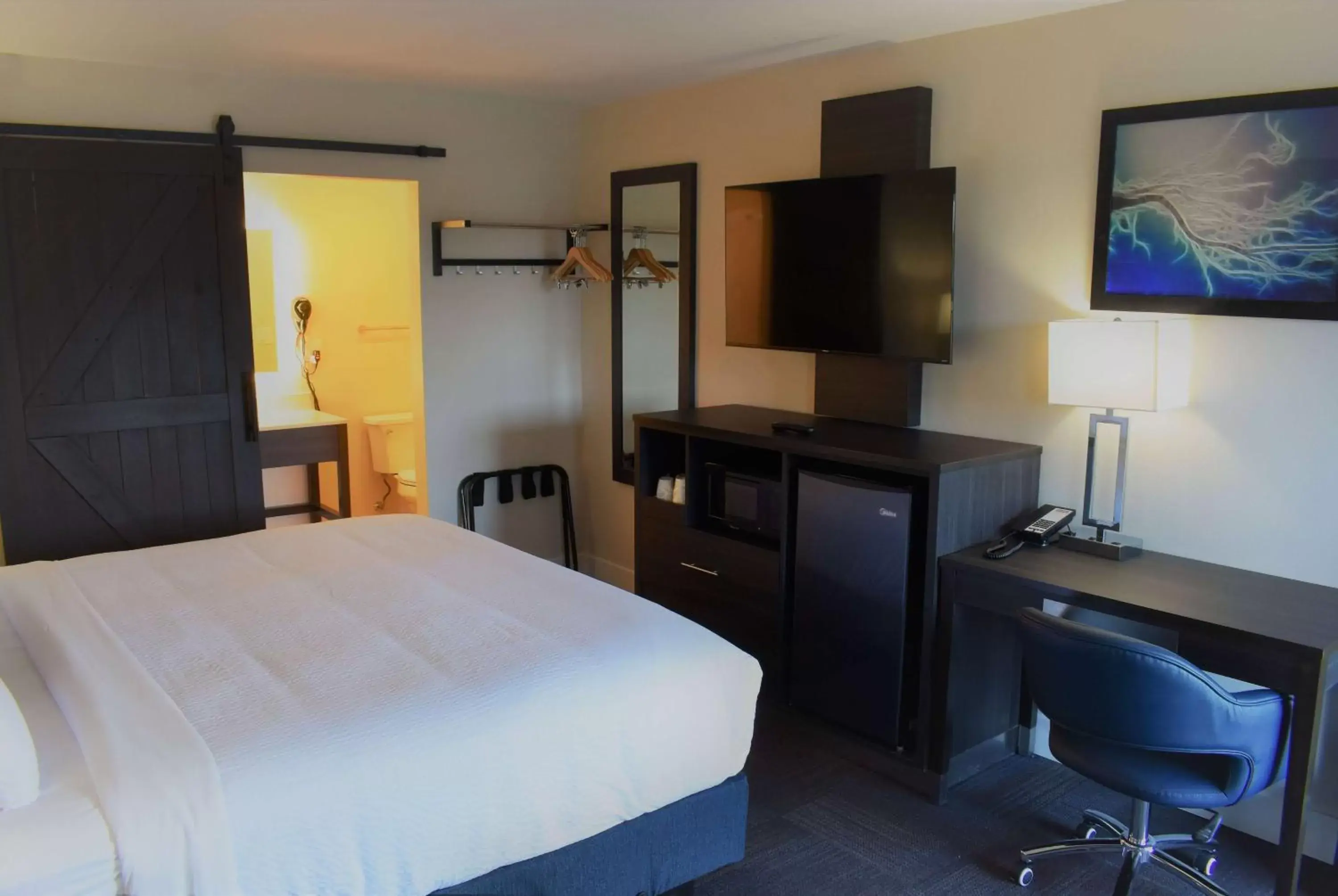 Bed, TV/Entertainment Center in Travelodge by Wyndham Santa Rosa Wine Country