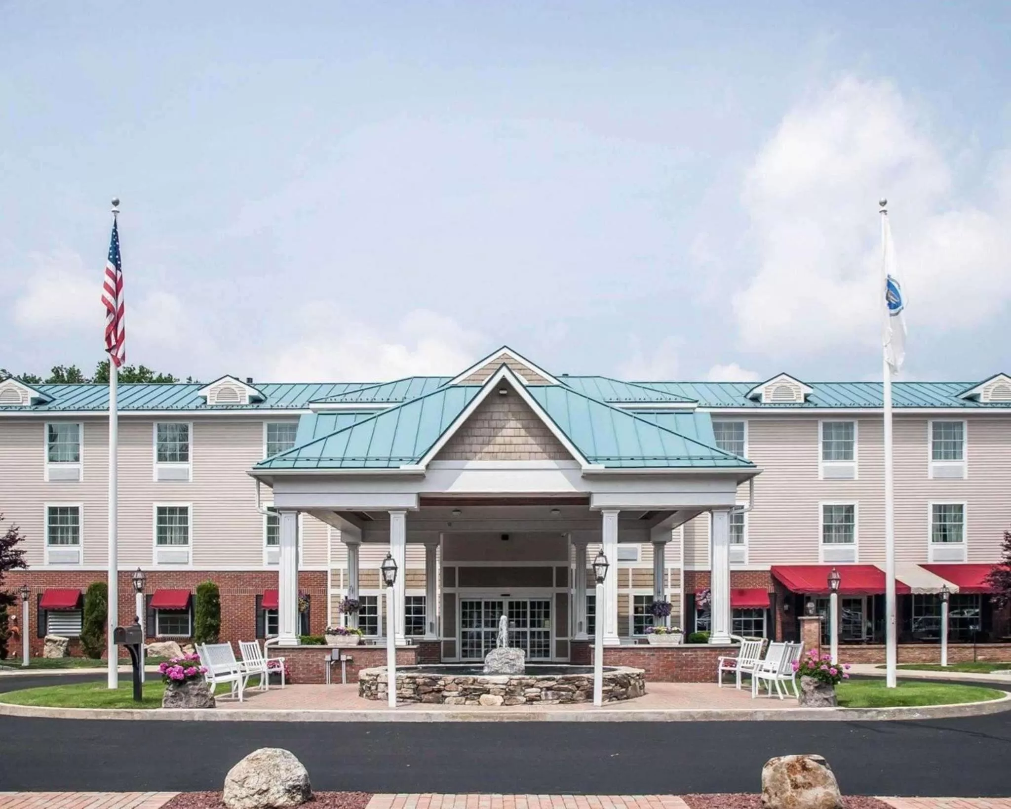 Property building in Comfort Inn & Suites Sturbridge-Brimfield