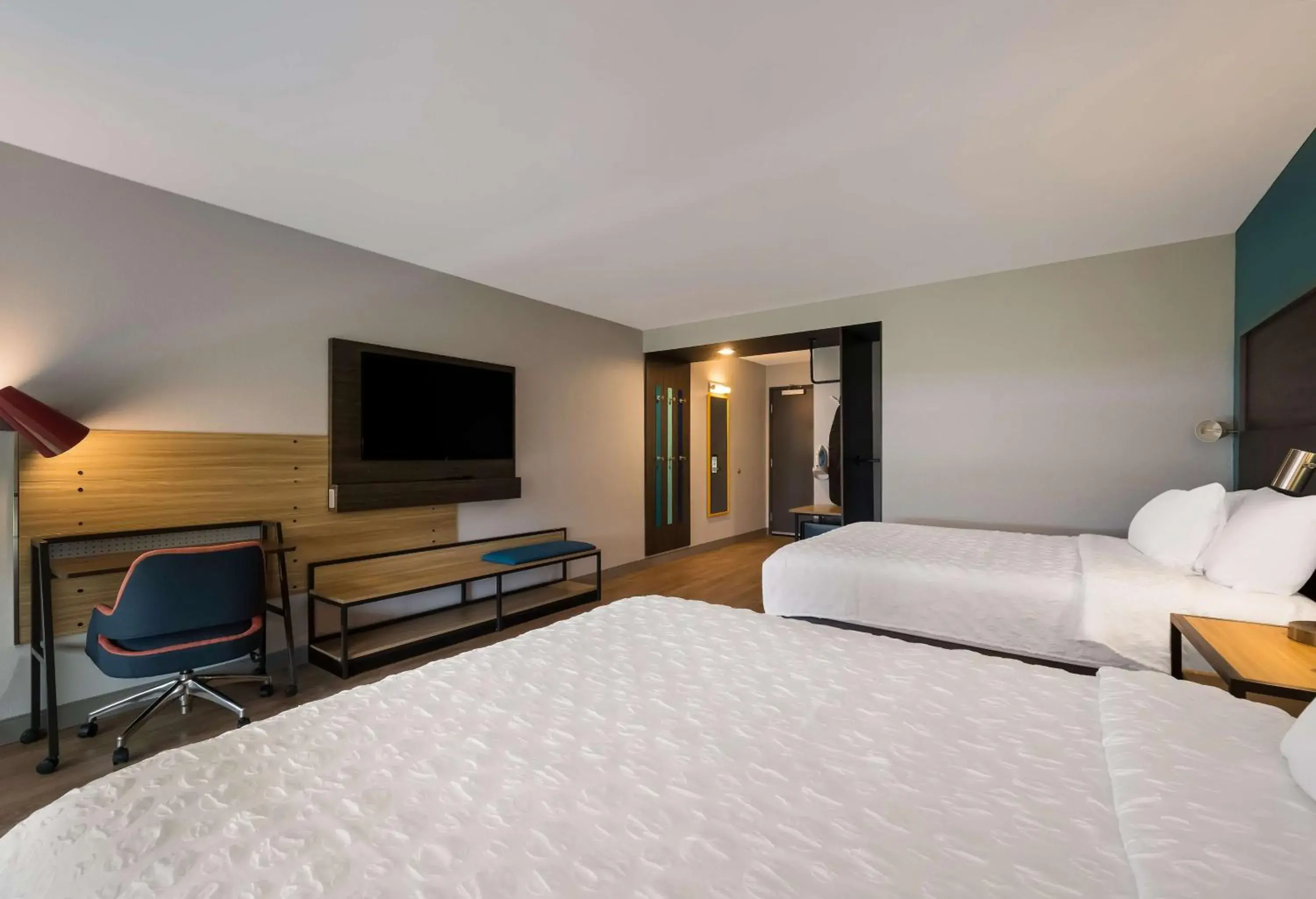 Bedroom, Bed in Tru By Hilton Novi Detroit