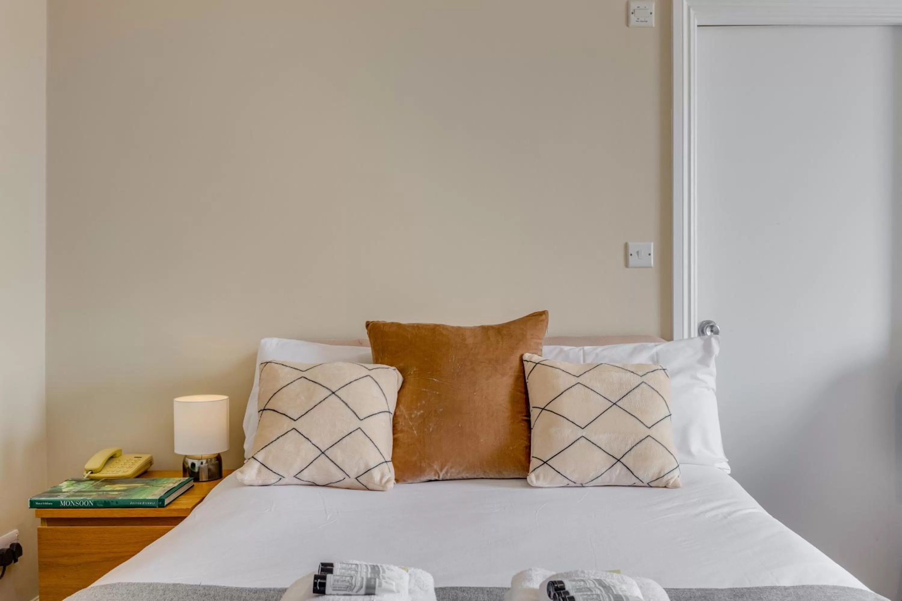 Bed in 1 Lexham Gardens Hotel