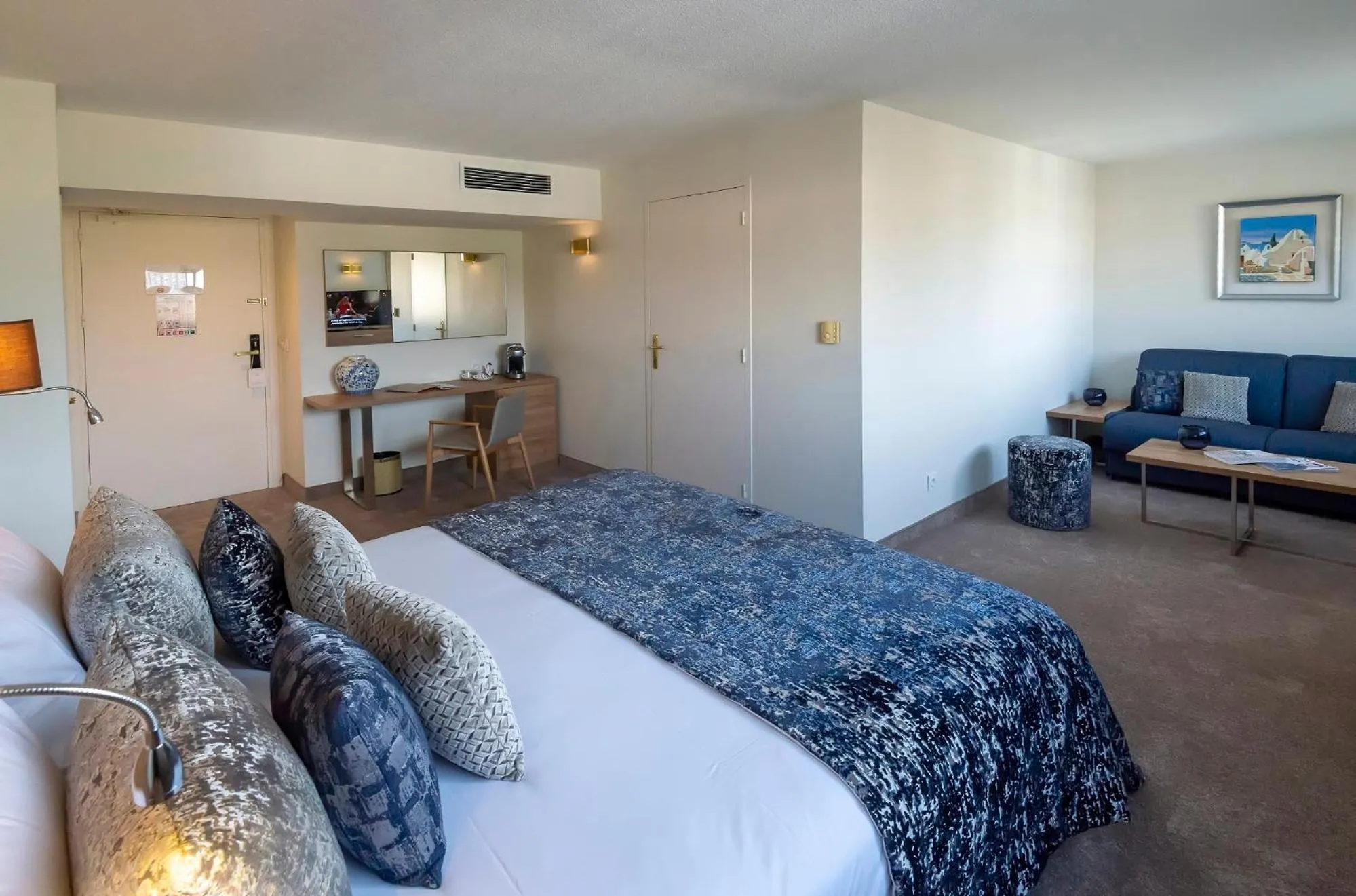 Photo of the whole room, Bed in Servotel Saint-Vincent