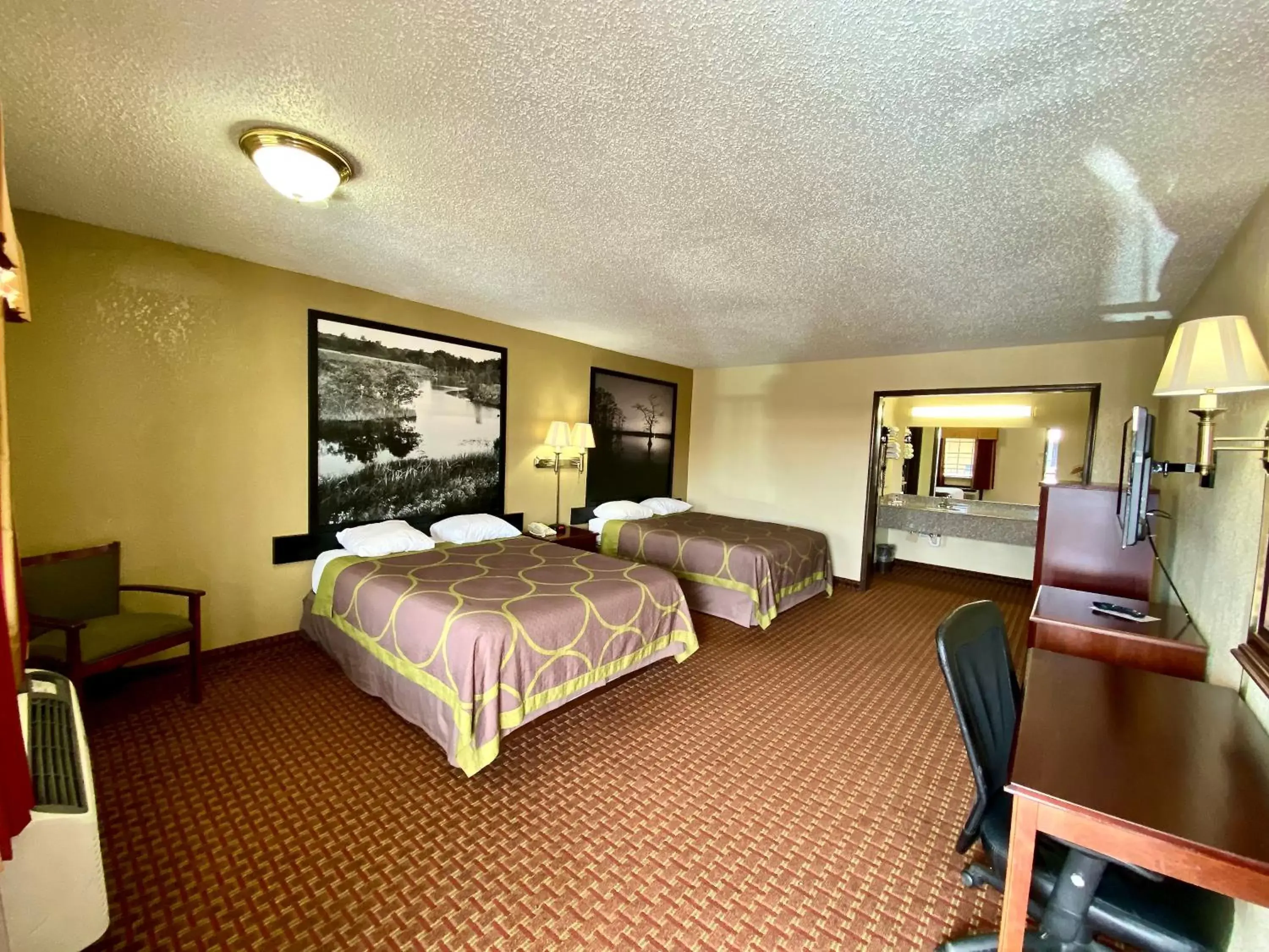 Bedroom, Bed in Super 8 by Wyndham Shawnee