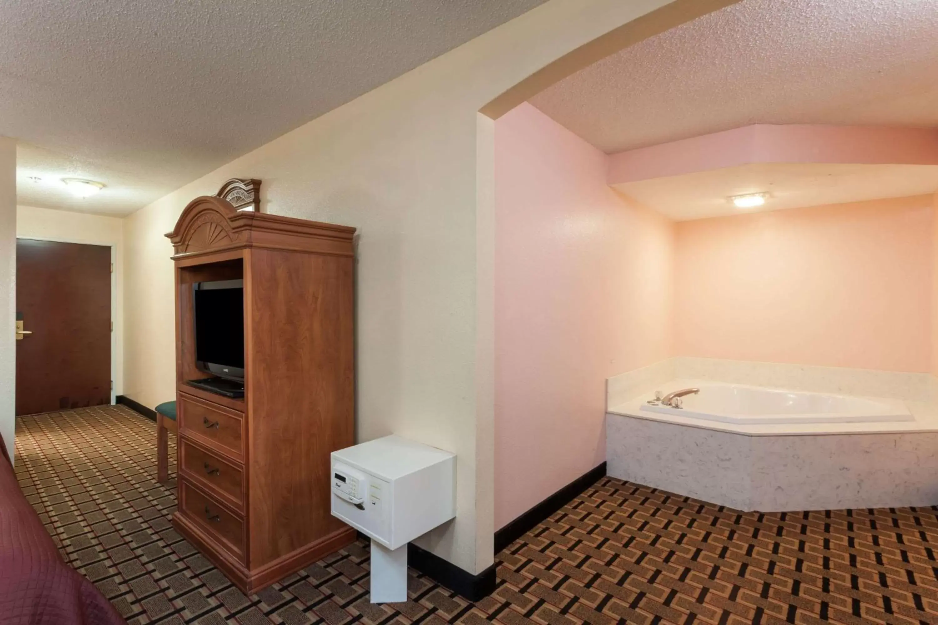 Photo of the whole room, Bathroom in Howard Johnson by Wyndham Airport