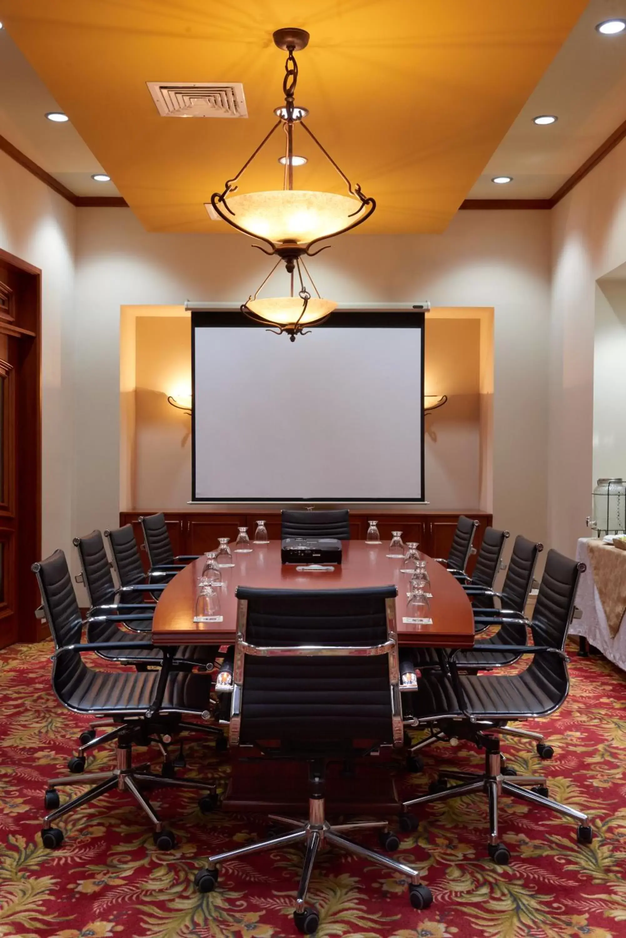 Meeting/conference room in Suites las Palmas, Hotel & Apartments.