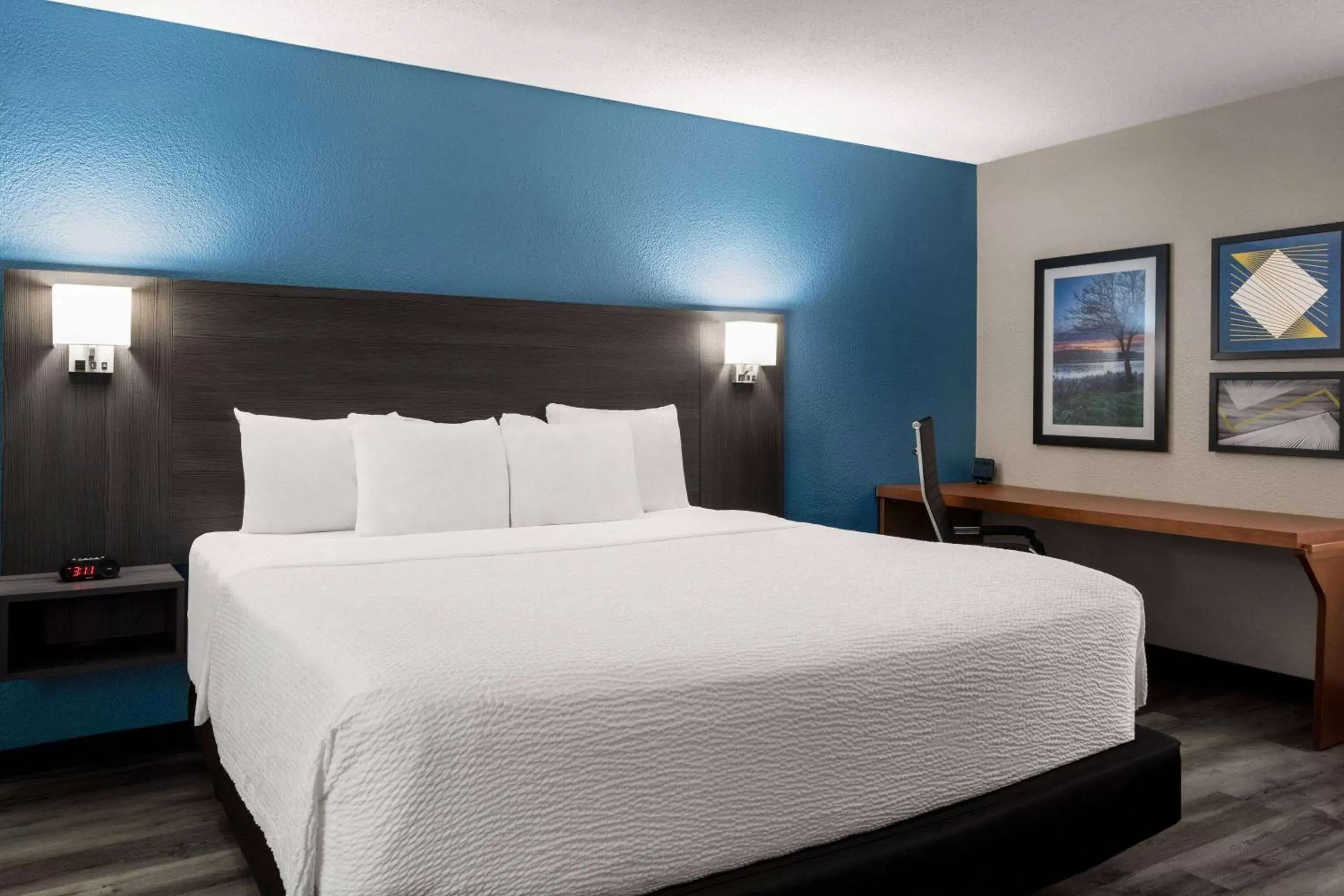 Bed in La Quinta by Wyndham Chicago Tinley Park