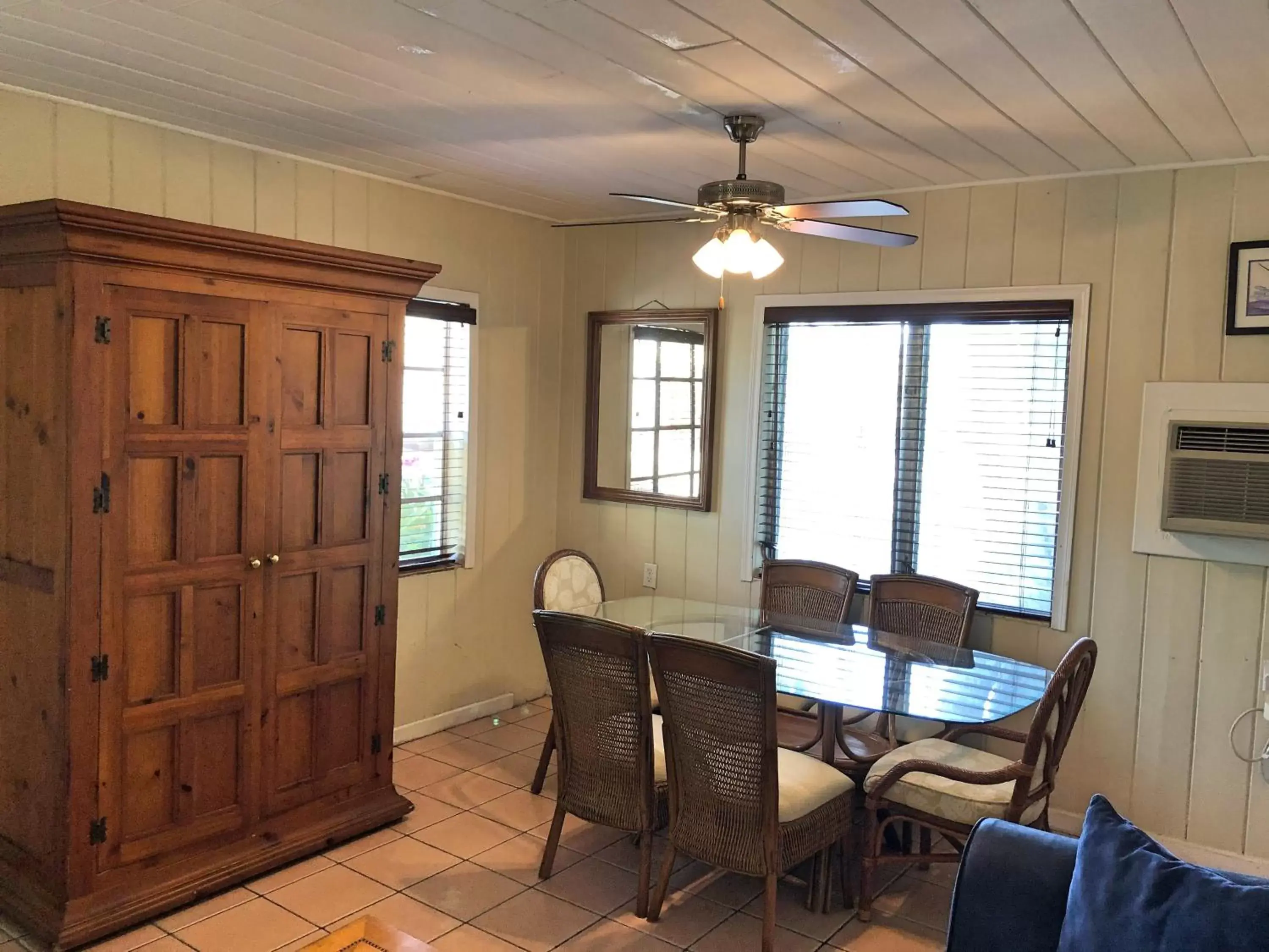 Living room, Dining Area in The Pelican Key Largo Cottages