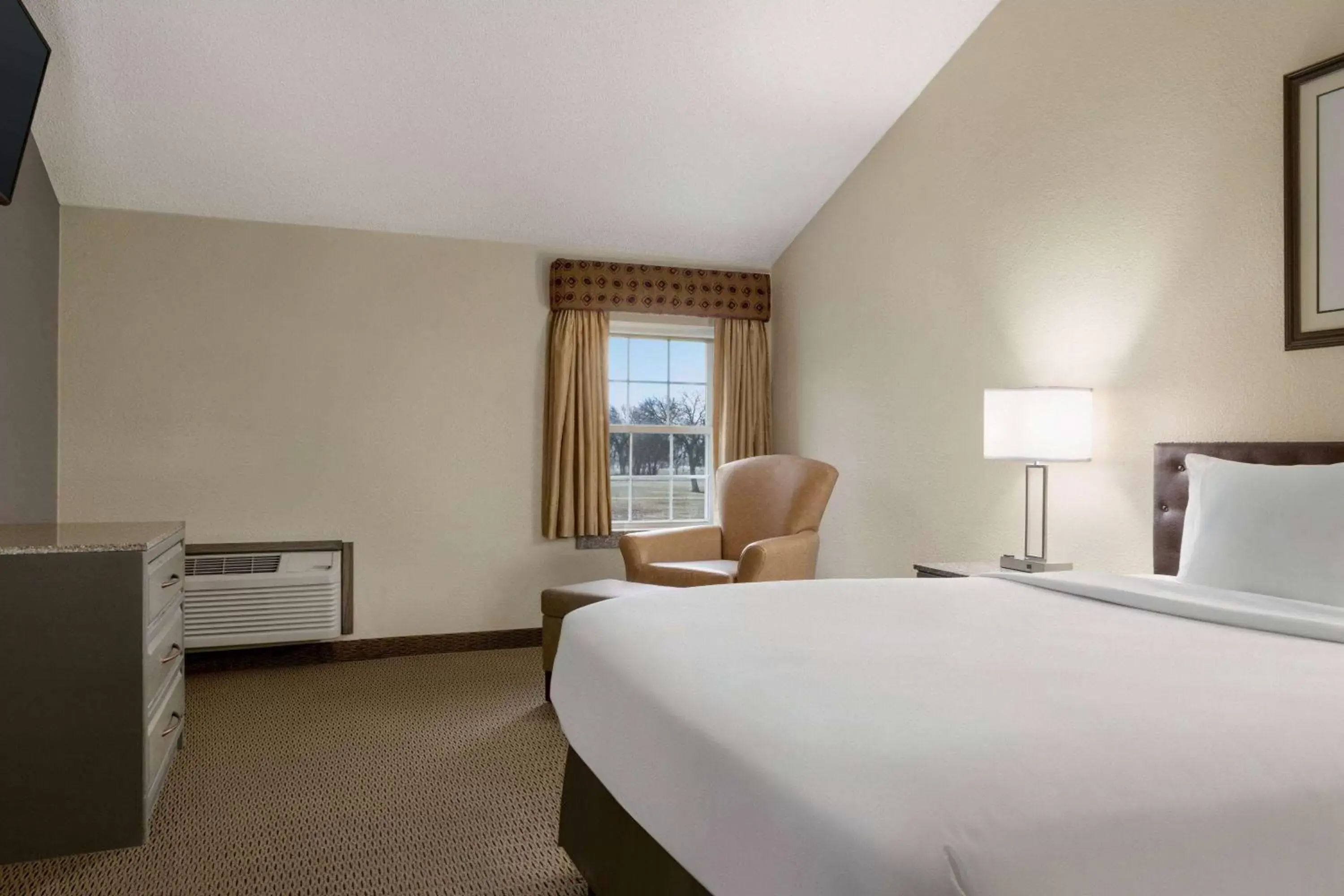 King Room - Non-Smoking in Travelodge by Wyndham Coffeyville King Room - Non-Smoking in Travelodge by Wyndham Coffeyville