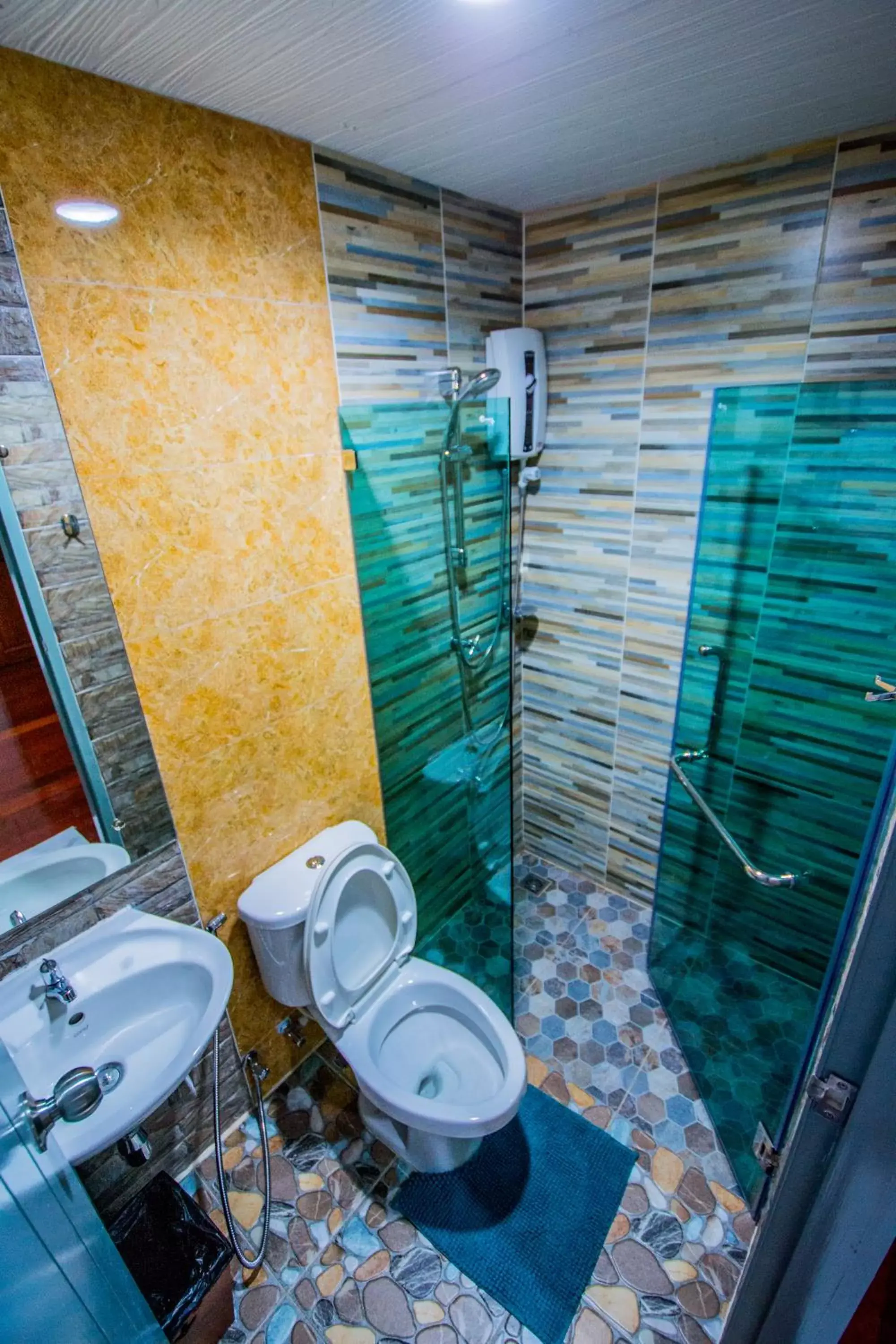 Shower, Bathroom in Na Siri Lake View