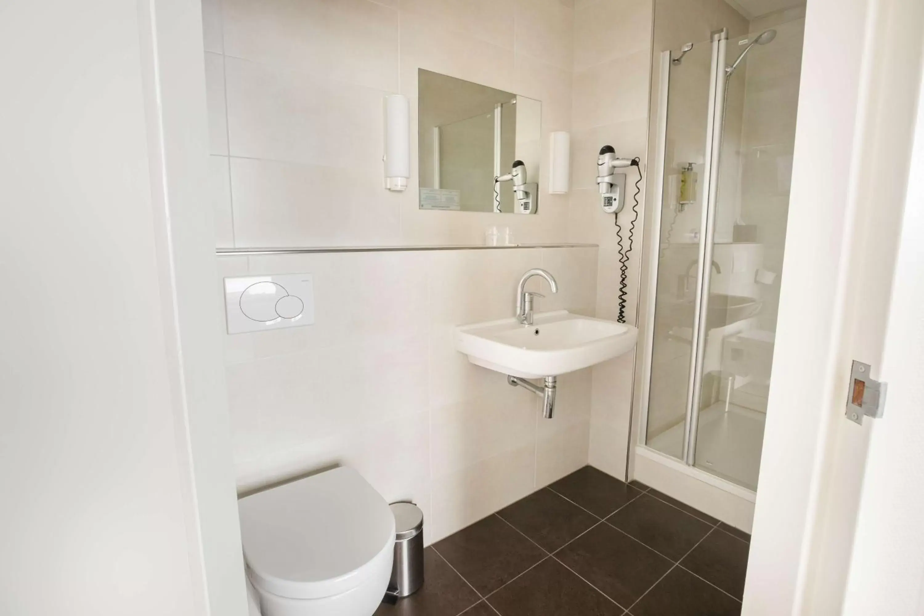 Toilet, Bathroom in Flonk Hotel Groningen Centre, BW Signature Collection voorheen Best Western Hotel Groningen Centre