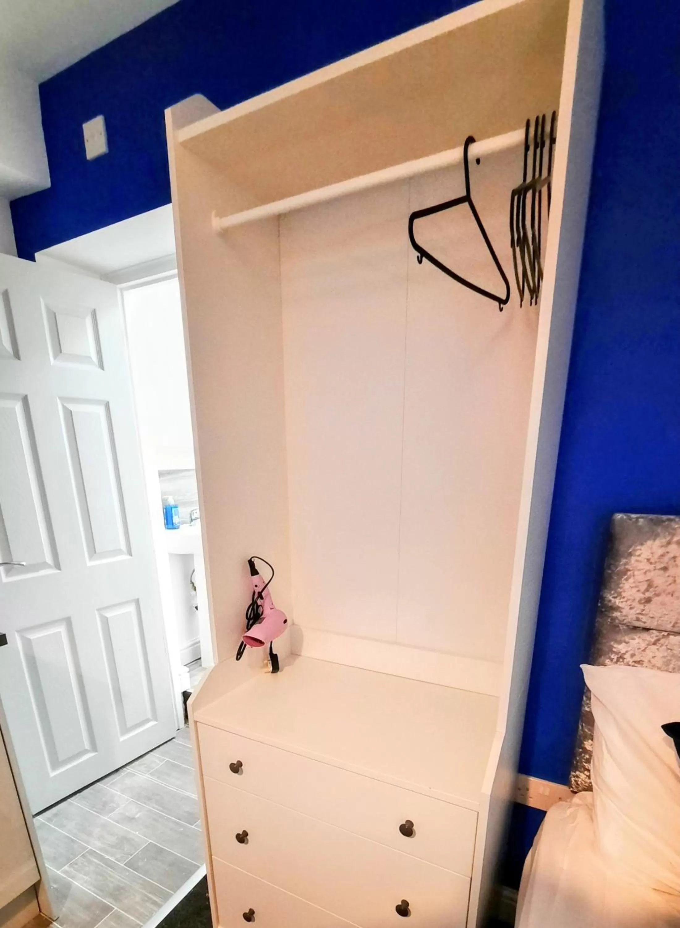 wardrobe, Bathroom in Burford Road - Stay. Sleep. Rest.