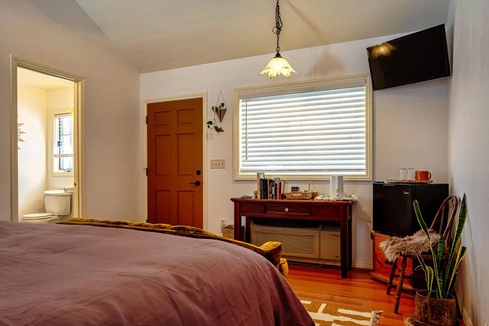 Bedroom, Bed in The Loubird Inn