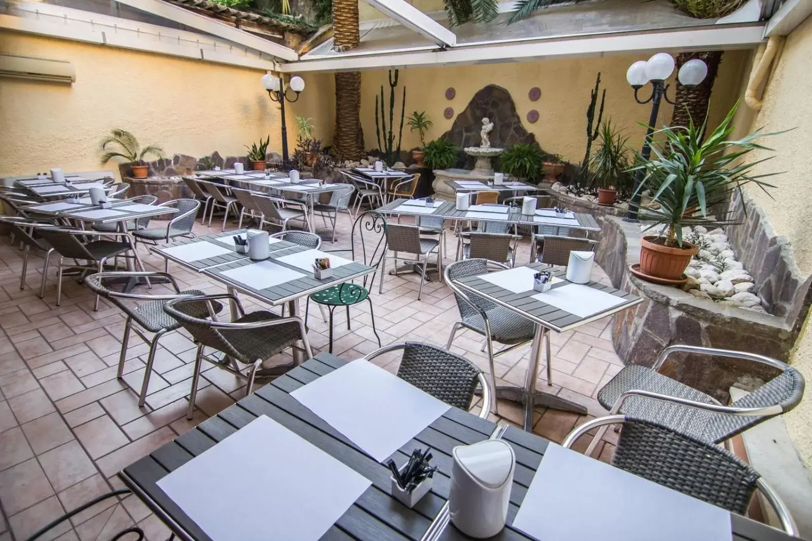 Patio, Restaurant/Places to Eat in Hotel Verona Rome