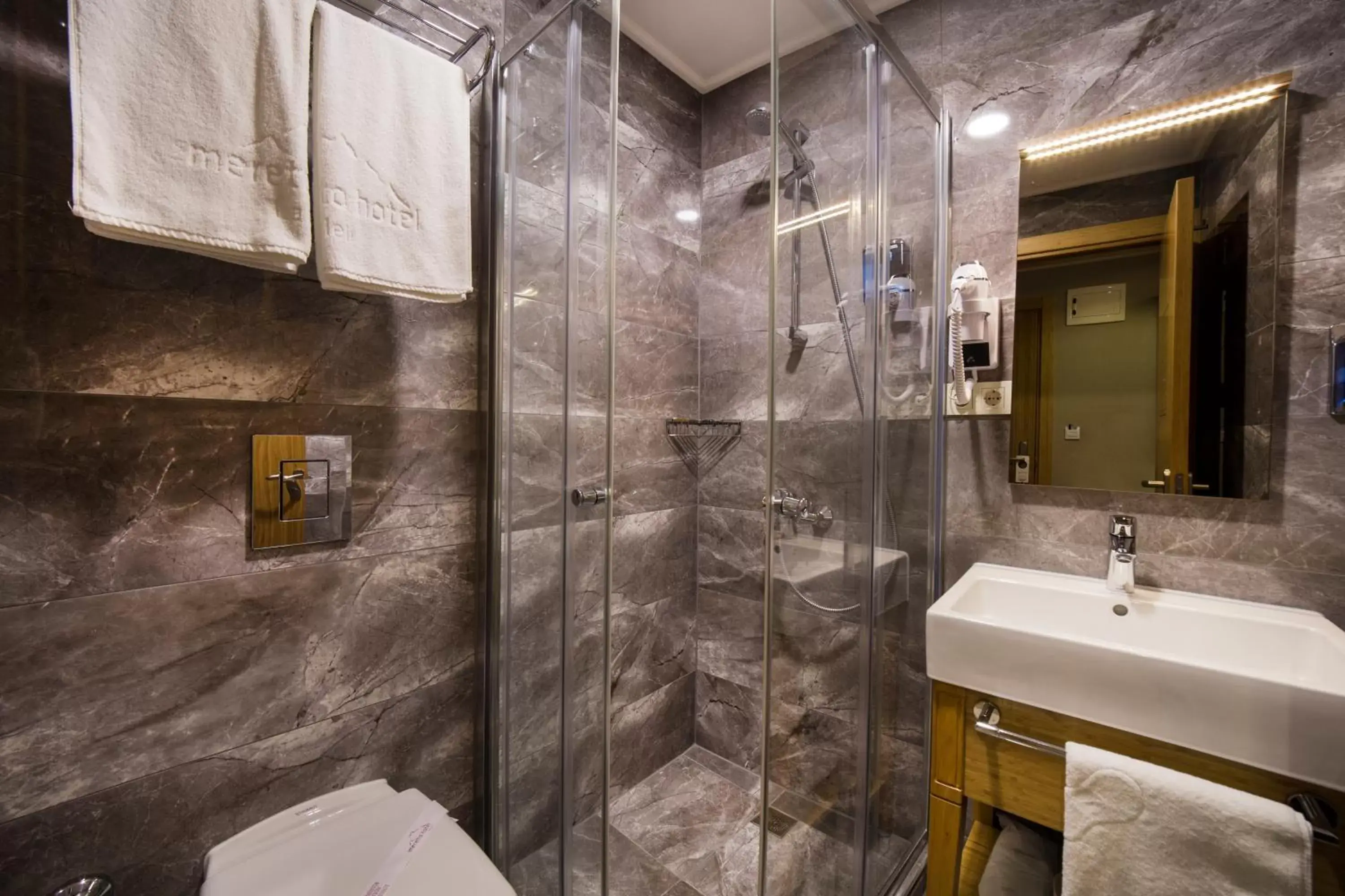 Shower, Bathroom in Meretto Hotel LALELİ