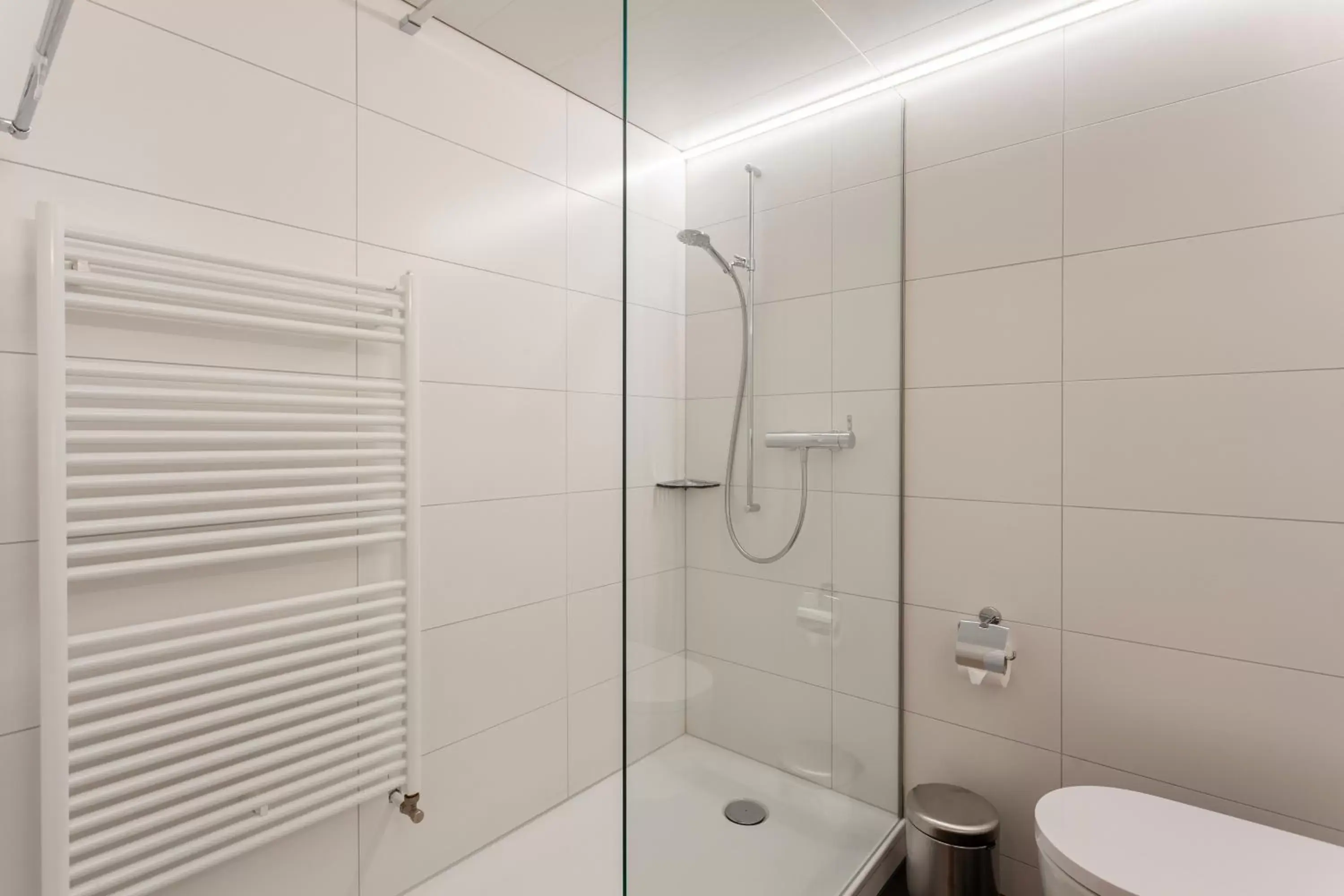 Shower, Bathroom in Wysses Rössli Swiss Quality Hotel