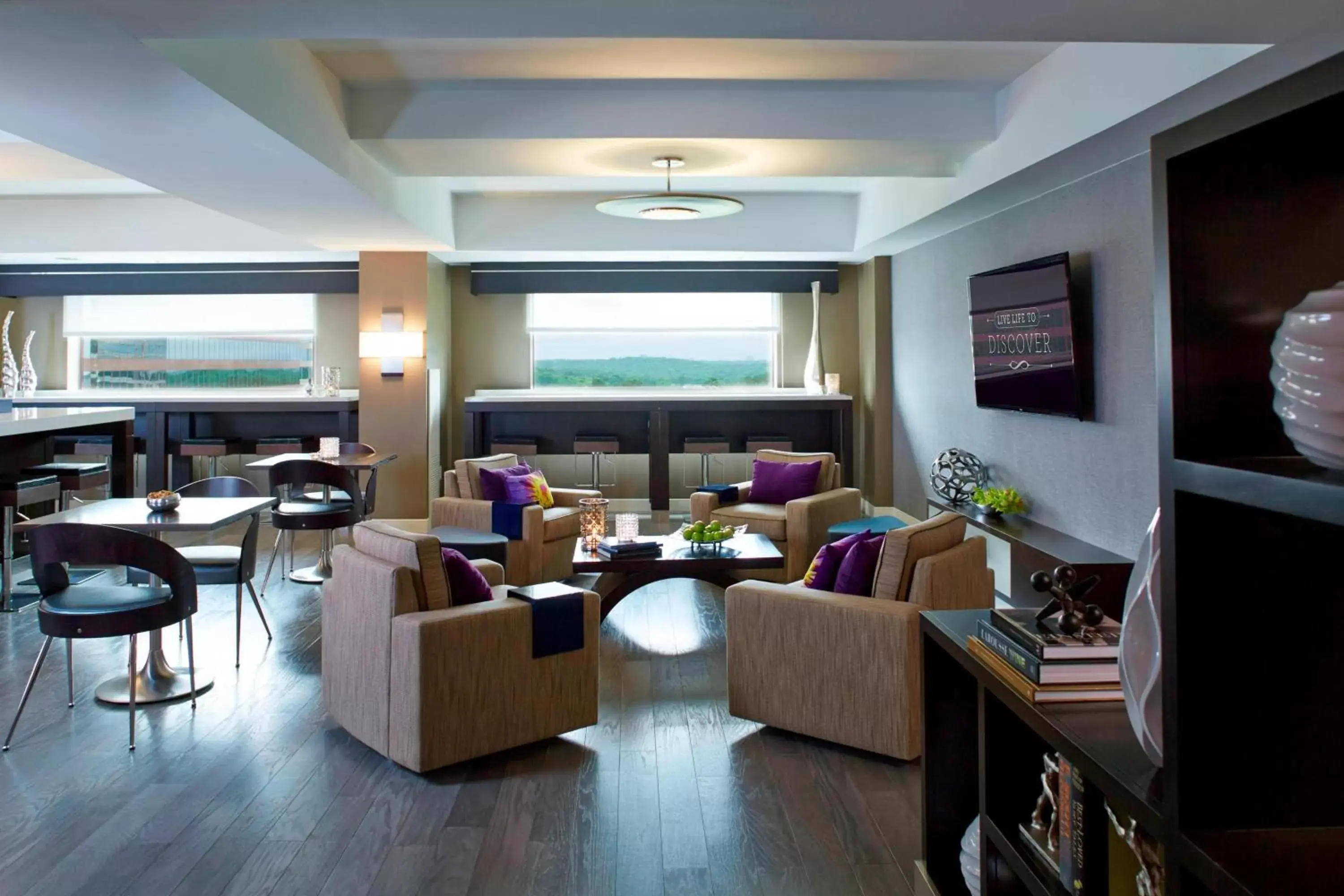 Lounge or bar in Renaissance Atlanta Waverly Hotel & Convention Center