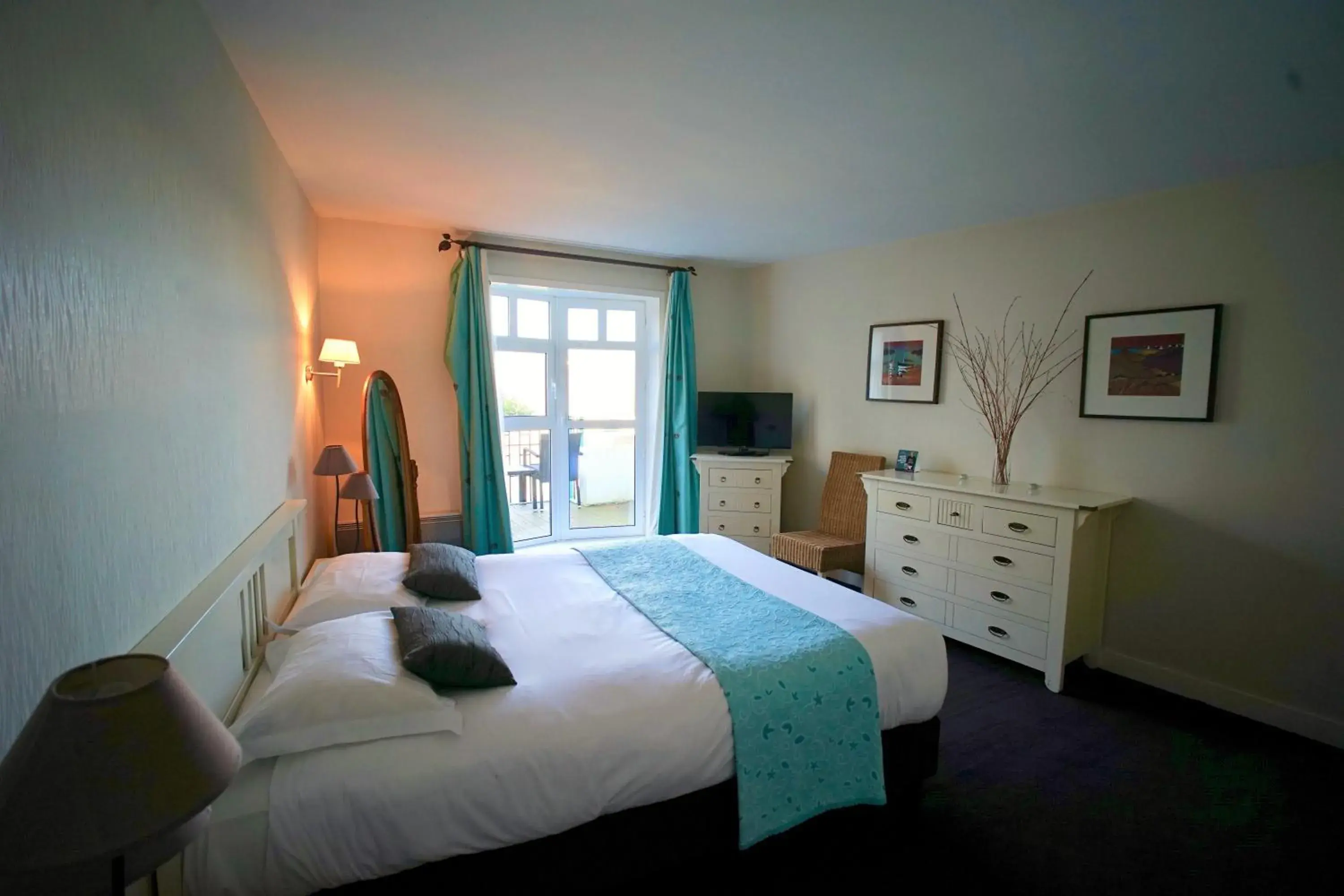 Photo of the whole room, Bed in Clos de Vallombreuse, The Originals Relais (Relais du Silence)