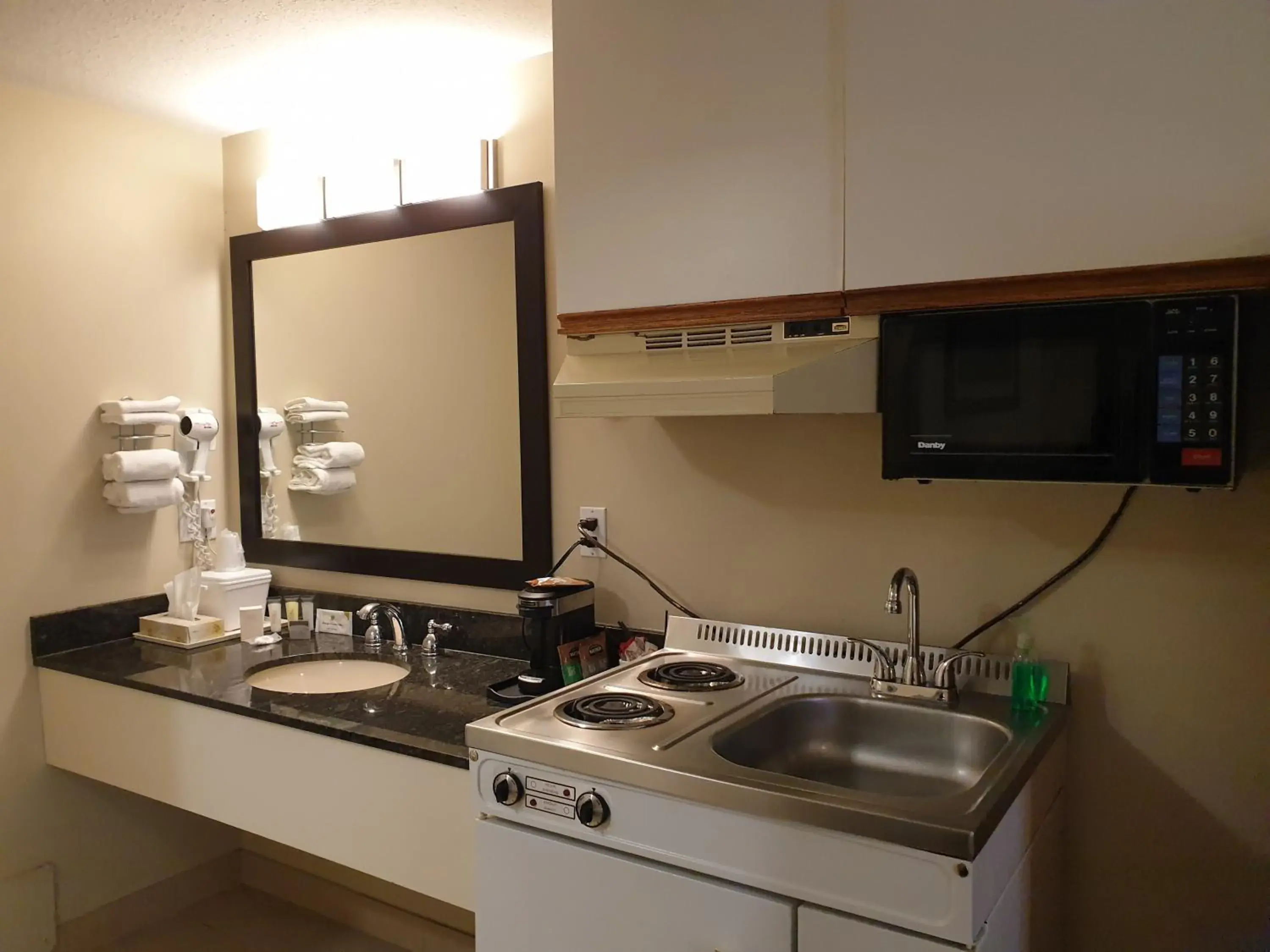 Kitchen/Kitchenette in Riverland Inn & Suites