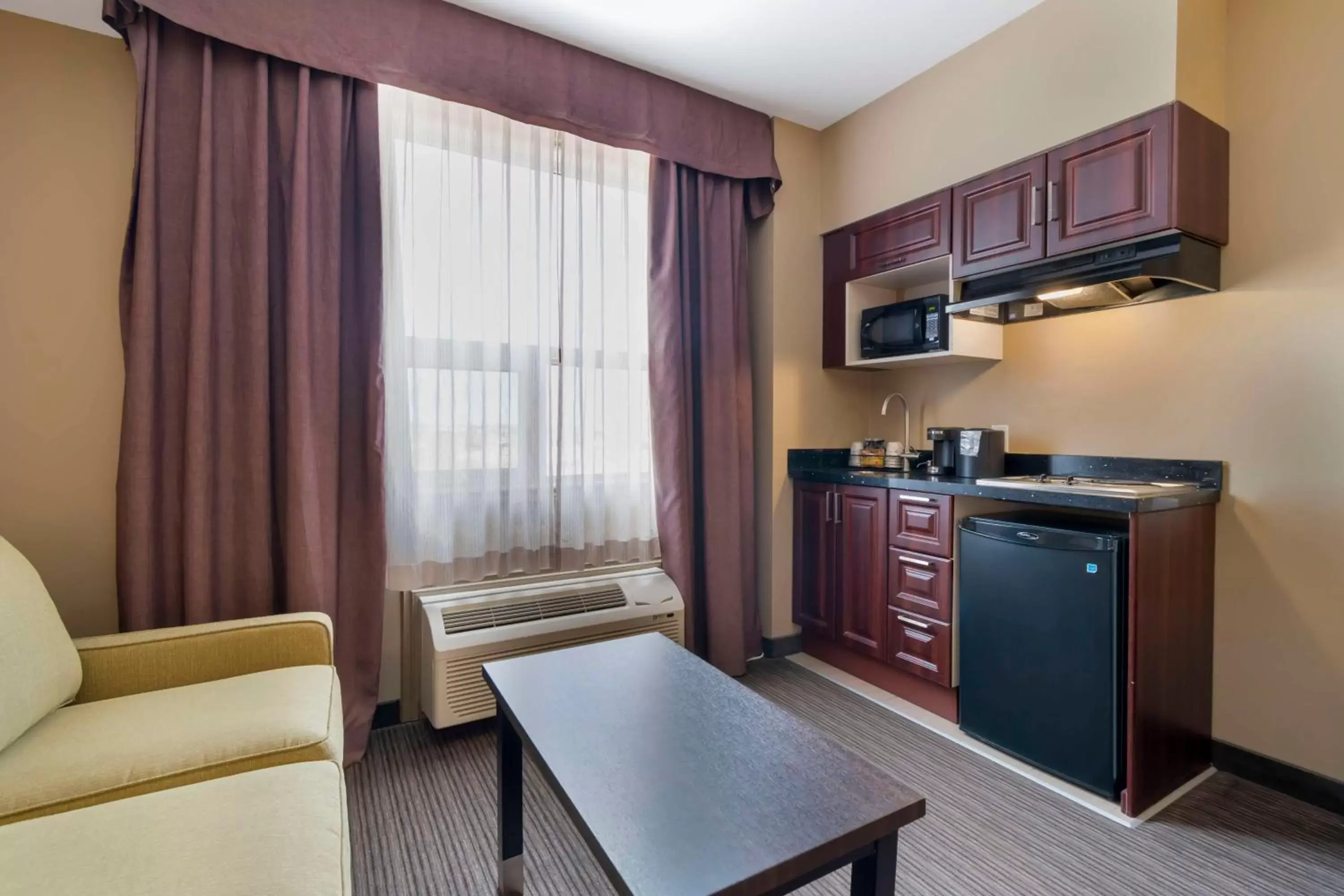 Bedroom, Kitchen/Kitchenette in Best Western Plus Moose Jaw