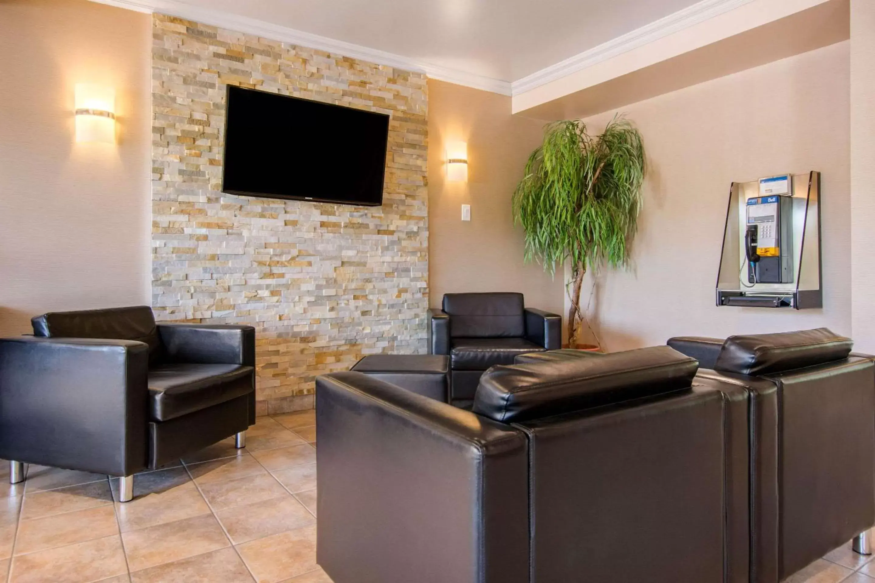 Lobby or reception, TV/Entertainment Center in Comfort Inn & Suites Shawinigan