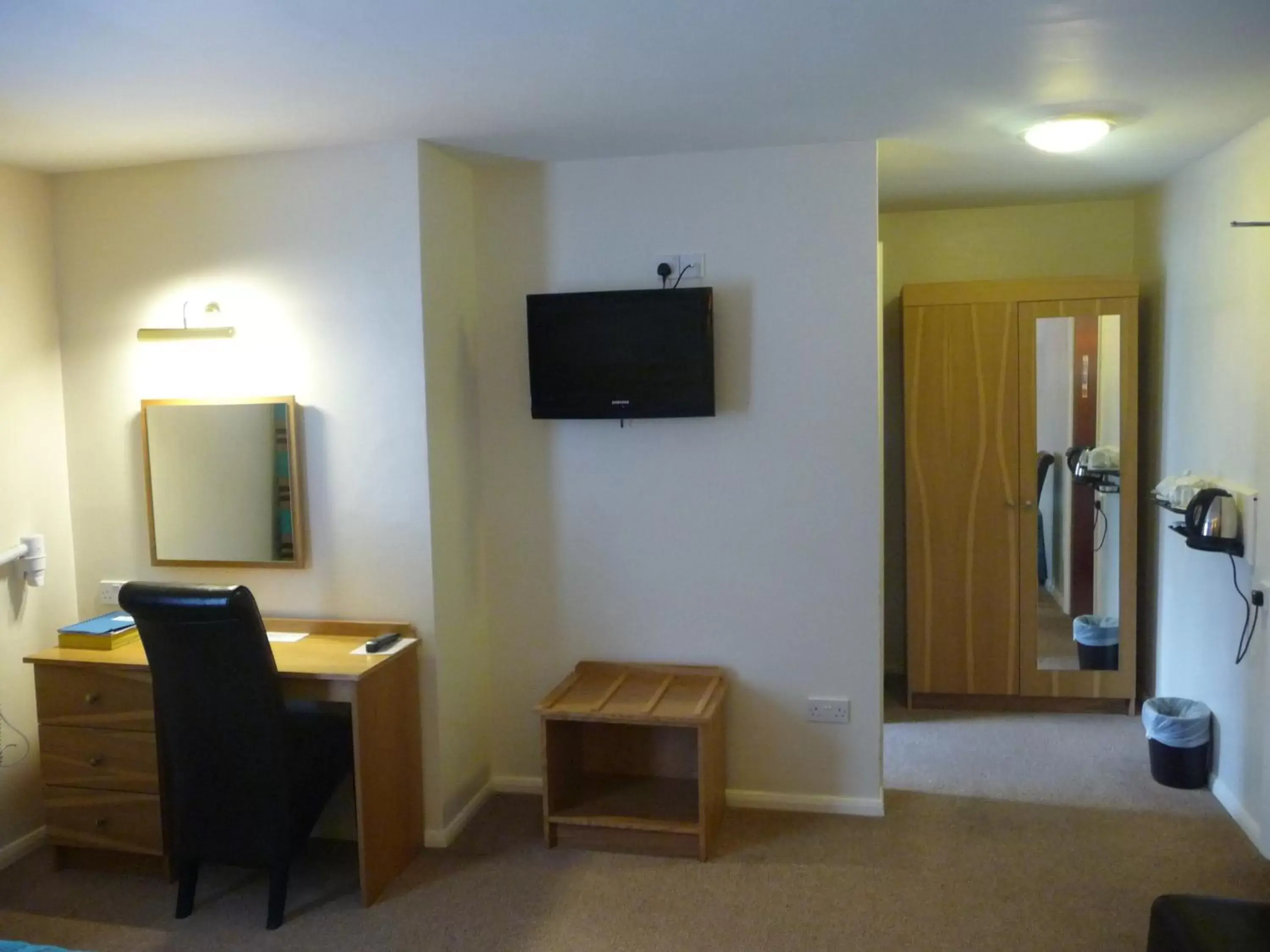 Photo of the whole room, TV/Entertainment Center in Hotel Mariners