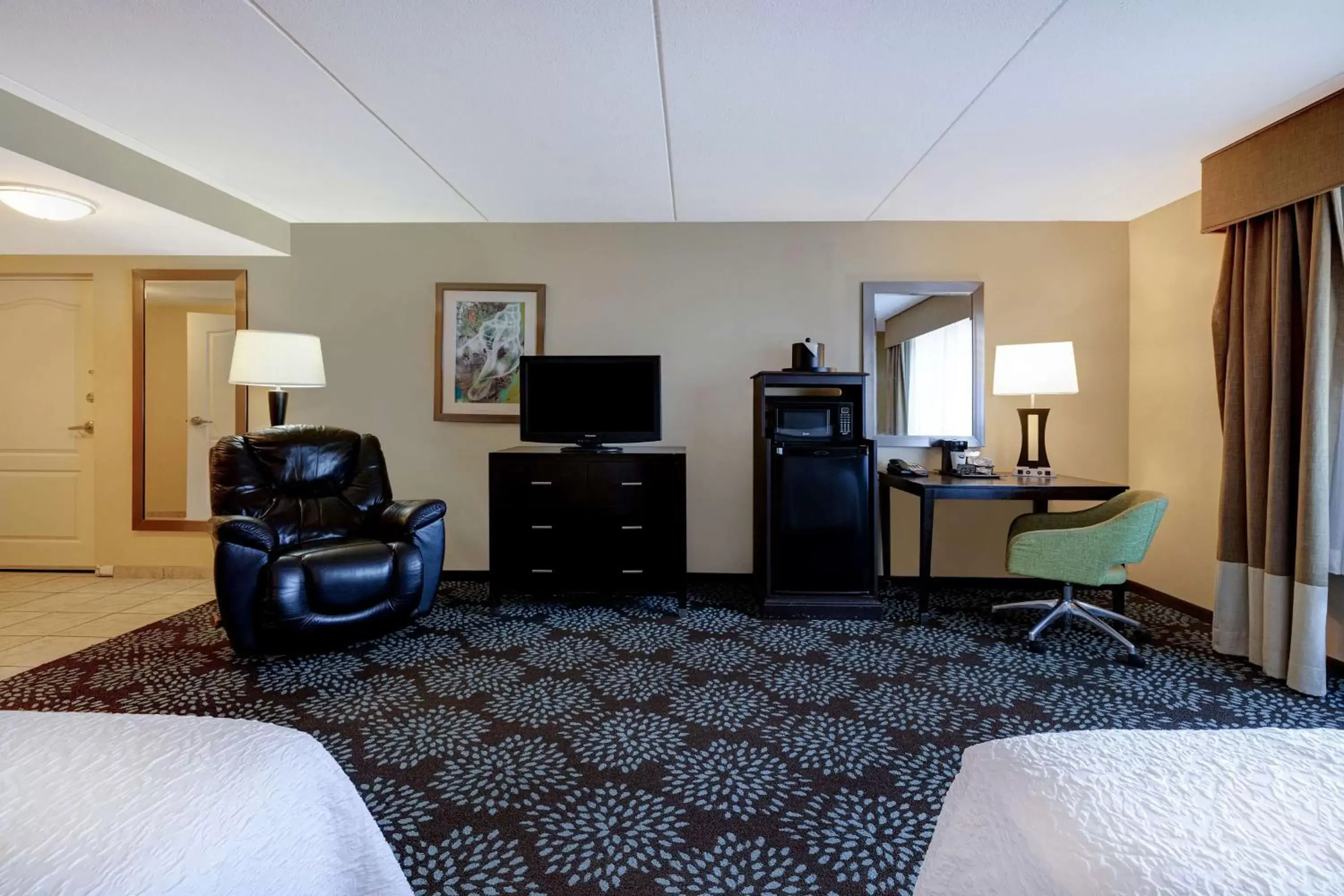 Bedroom, Seating Area in Hampton Inn & Suites Pensacola/Gulf Breeze
