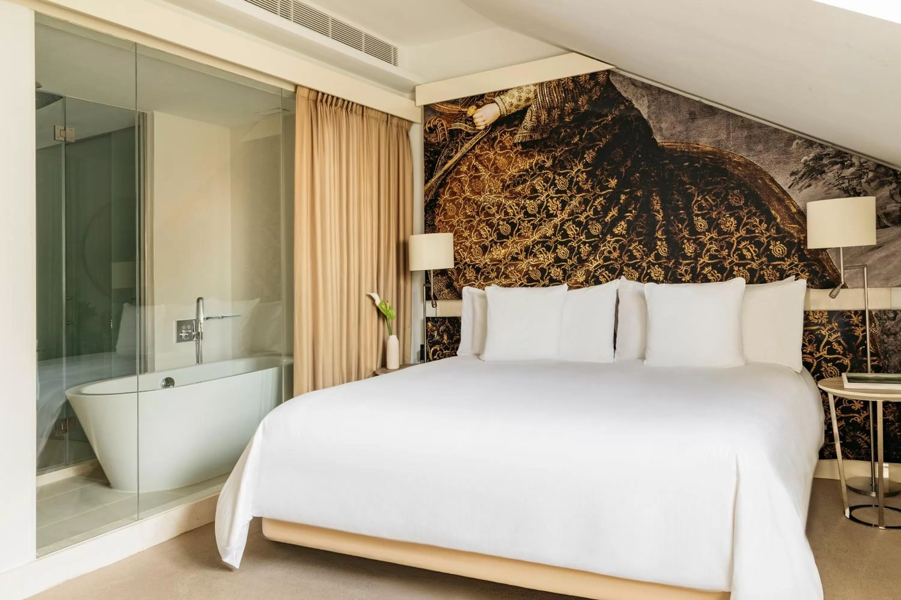 Shower, Bed in Palacio de los Duques Gran Meliá - The Leading Hotels of the World