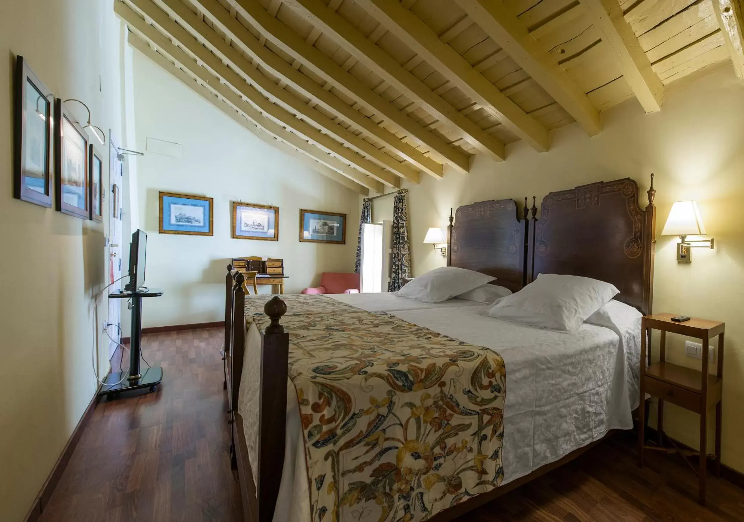 Photo of the whole room, Bed in Hotel Las Casas de la Judería