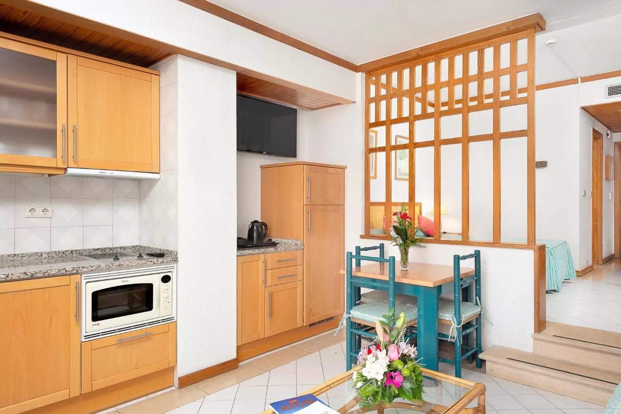 Kitchen or kitchenette, Kitchen/Kitchenette in Muthu Oura Praia Hotel