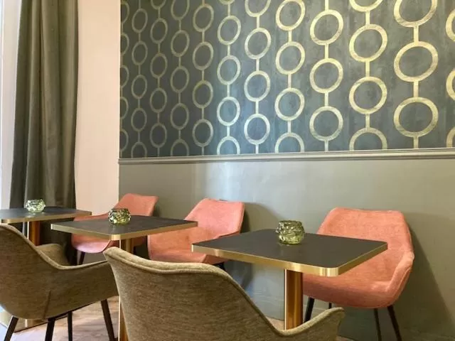 Communal lounge/ TV room in Hôtel Coeur De Loire