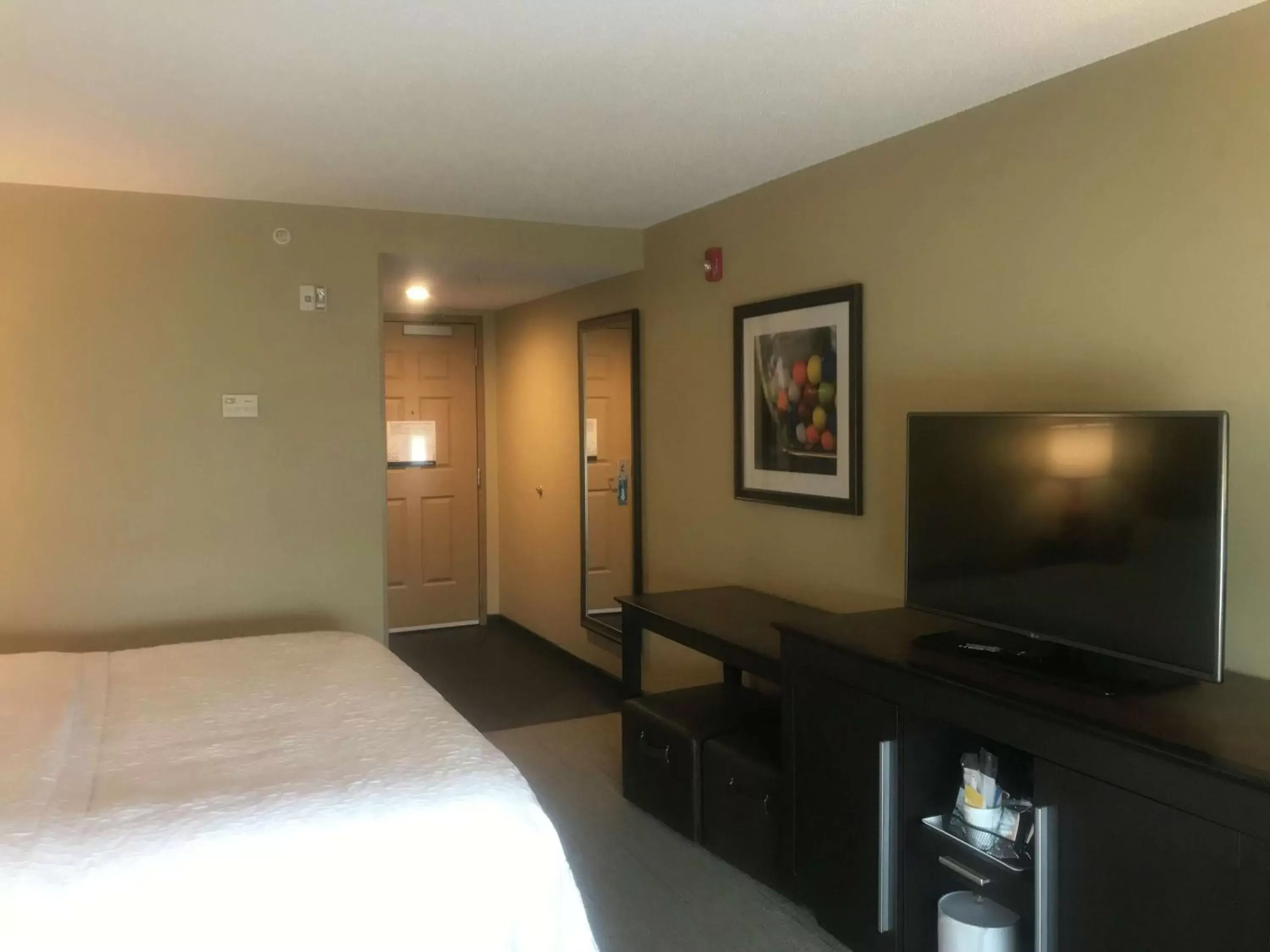 Photo of the whole room, TV/Entertainment Center in Hampton Inn & Suites Hershey Near the Park