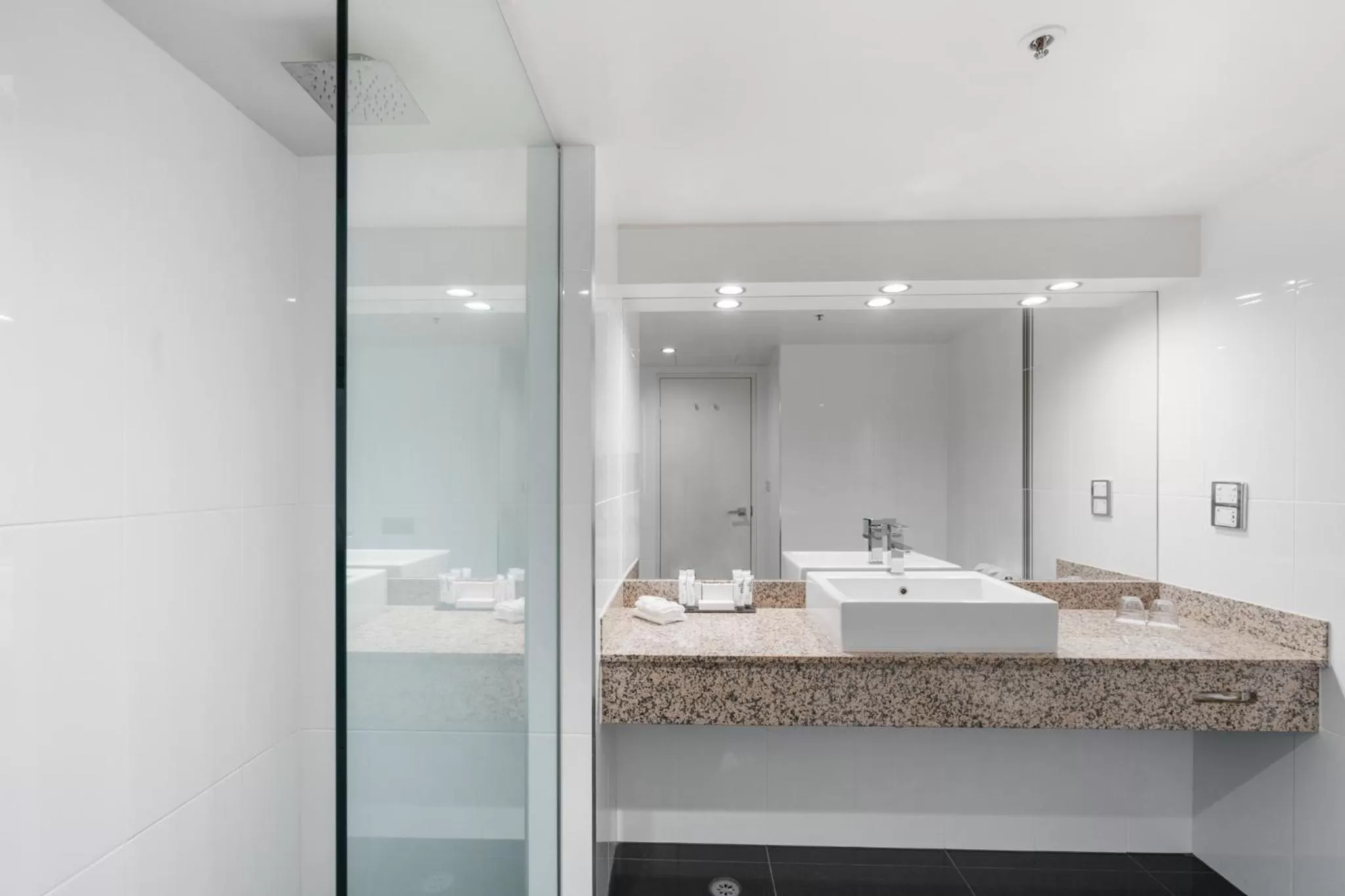 Shower in Hotel Grand Chancellor Launceston