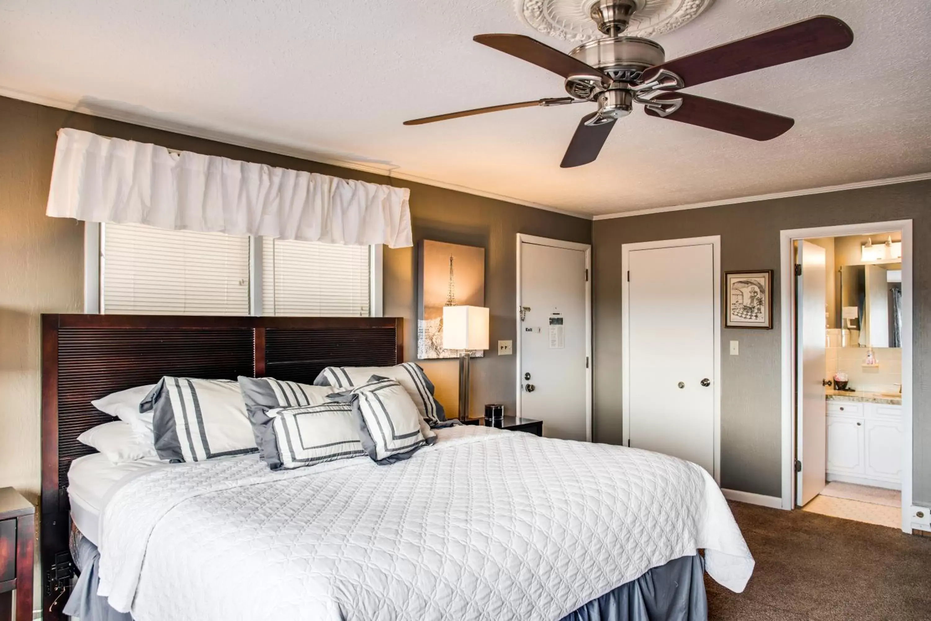 Bedroom, Bed in Cliff Dwellers Inn